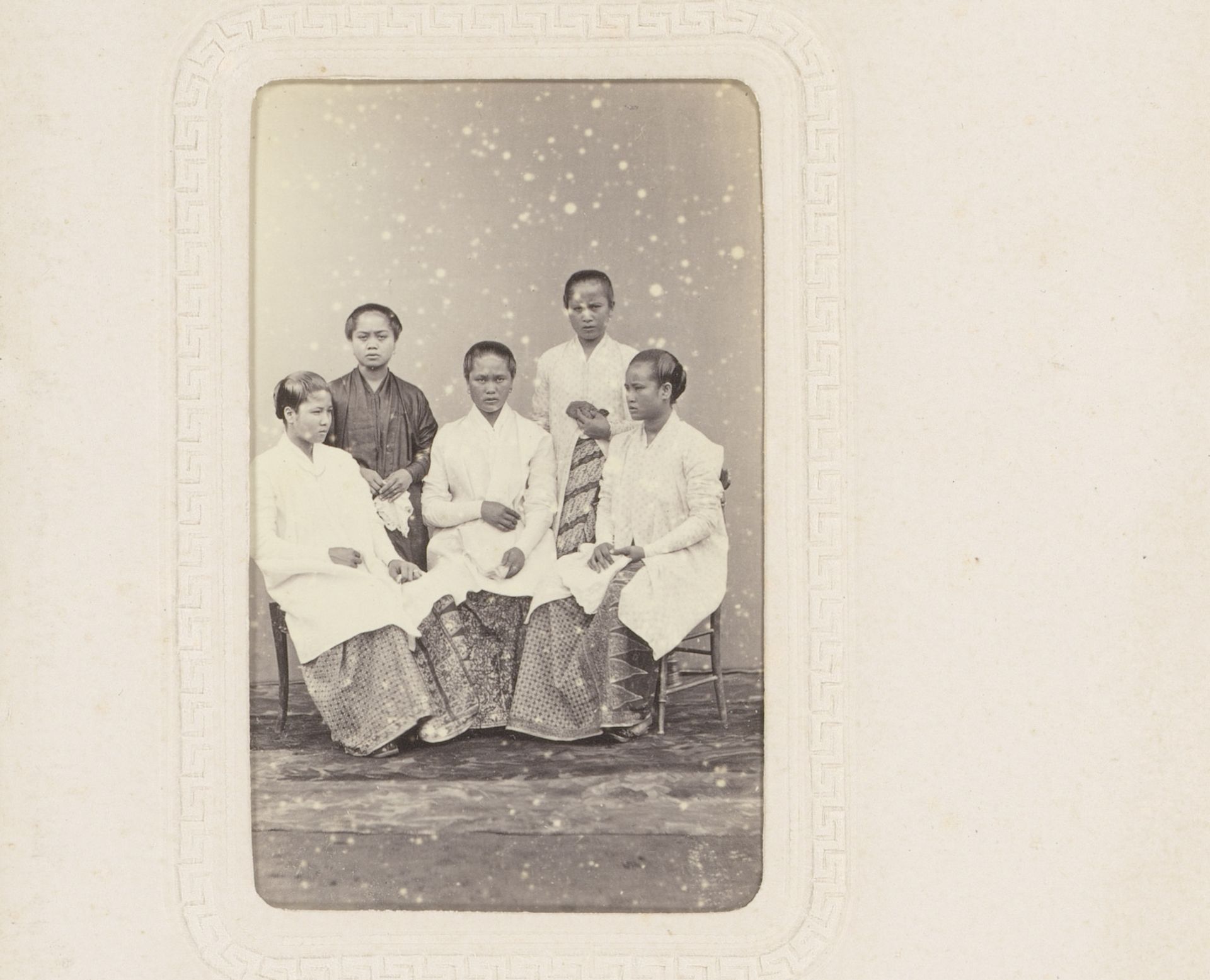 Groepsportret van vijf jonge Indonesische vrouwen by Woodbury & Page