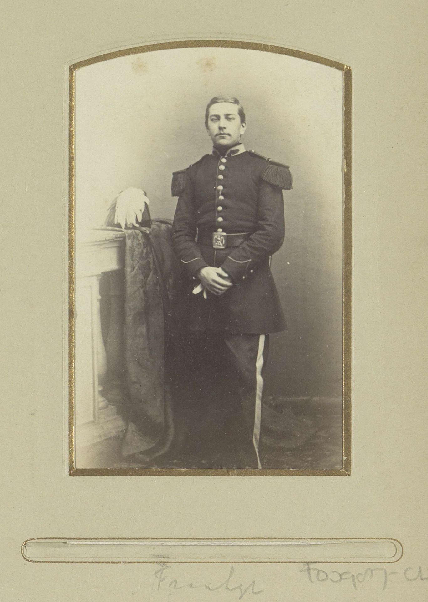 Portret van een (vermoedelijk) Franse militair, staand by Bruno Braquehais