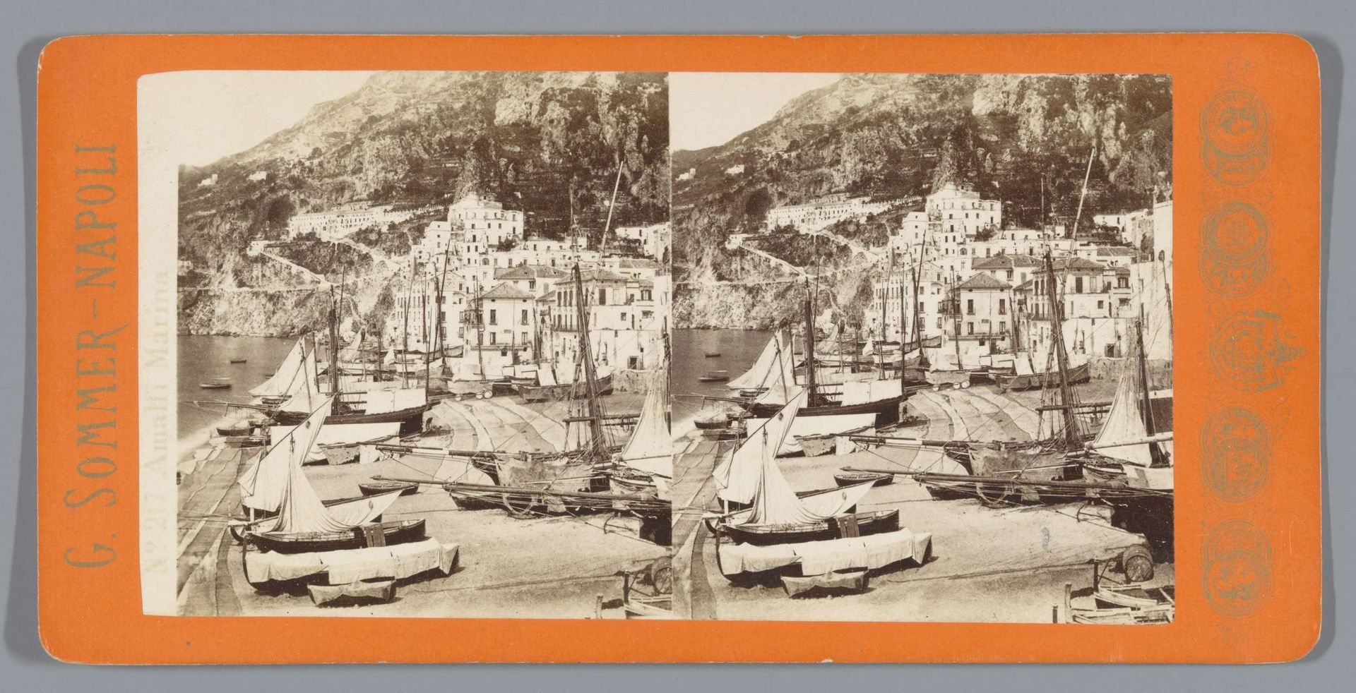 Gezicht op de haven van Amalfi by Giorgio Sommer