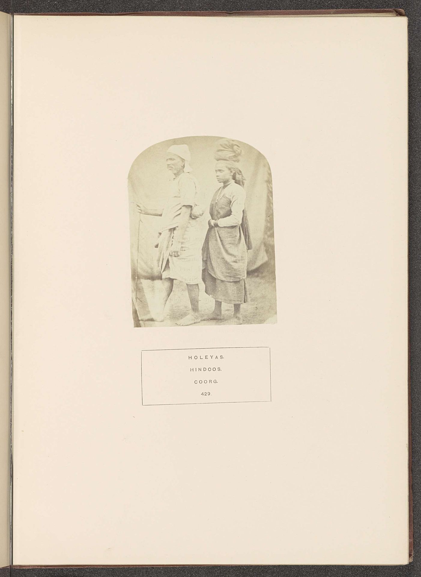 Portret van een onbekende man en vrouw van de Holeya-kaste uit Kodagu by G. Richter