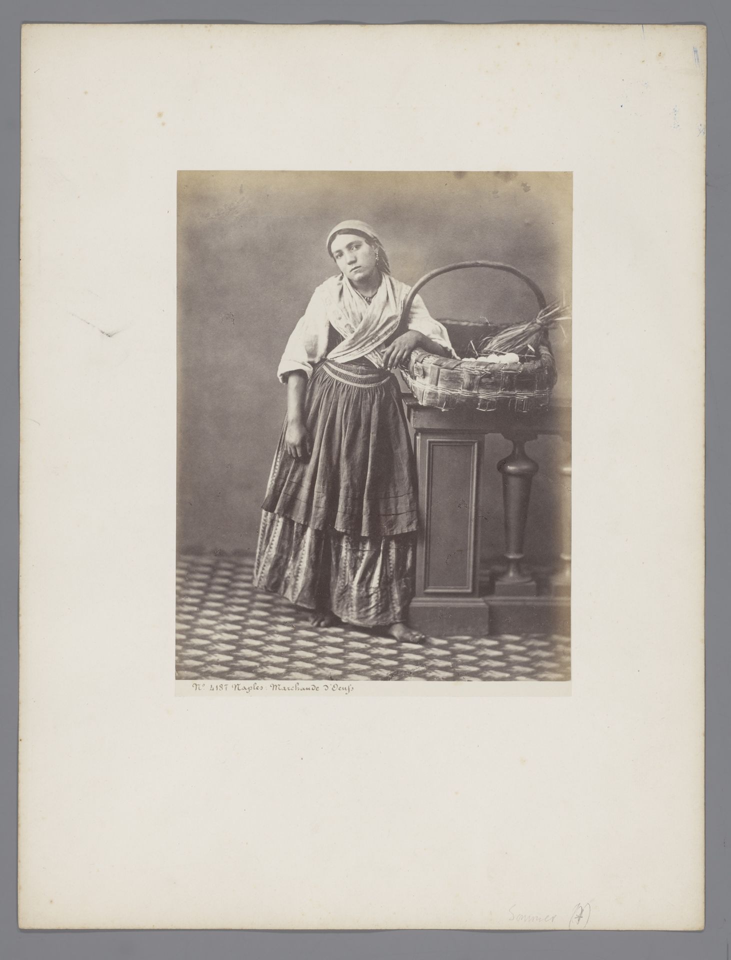 Vrouw met mand eieren by Giorgio Sommer