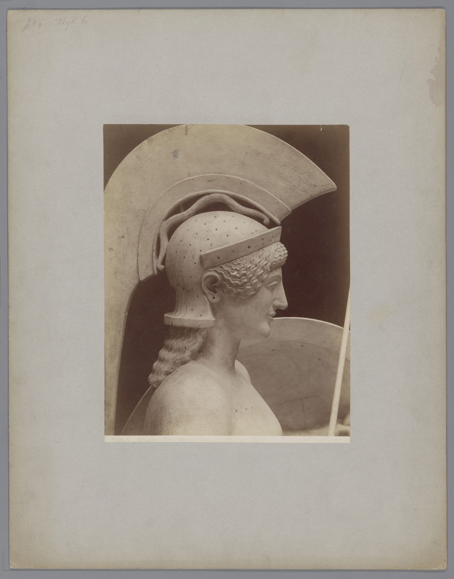 Hoofd van het beeld van Pallas Athena, afkomstig van het fronton van de tempel te Egina by Adolphe Giraudon