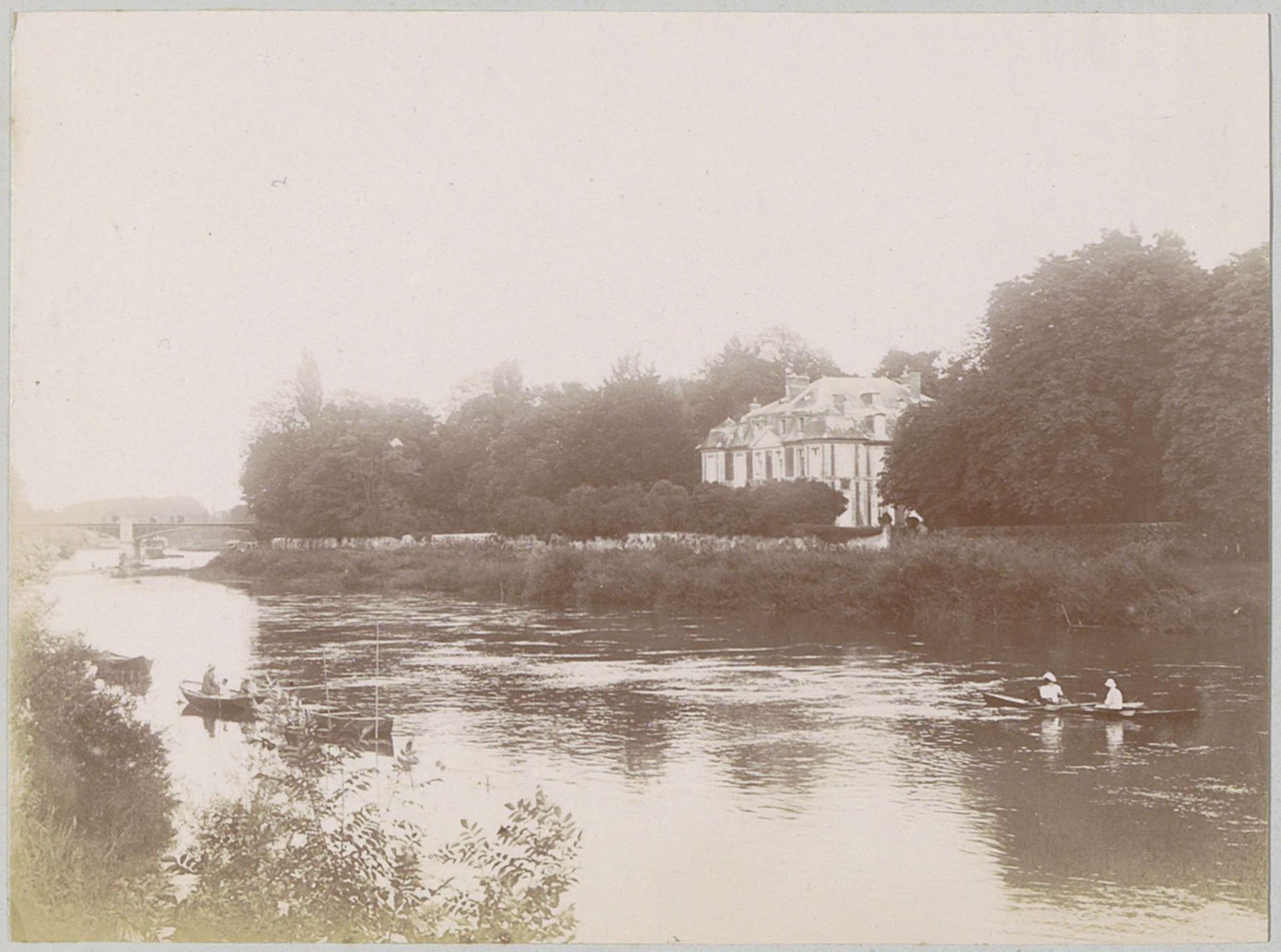Gezicht op de rivier bij Gournay-sur-Marne met landhuis, brug en roeiboten by Delizy