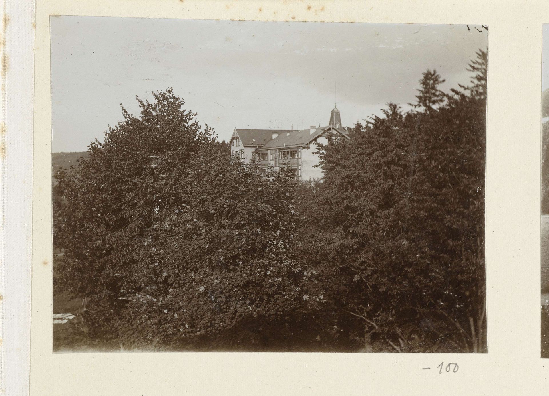 Gezicht op een huis of hotel in de Harz by Geldolph Adriaan Kessler