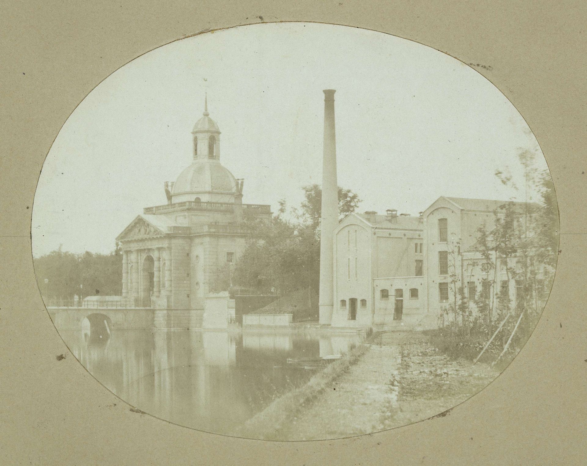 Gezicht op de Muiderpoort en de garancinefabriek in Amsterdam by Eduard Isaac Asser