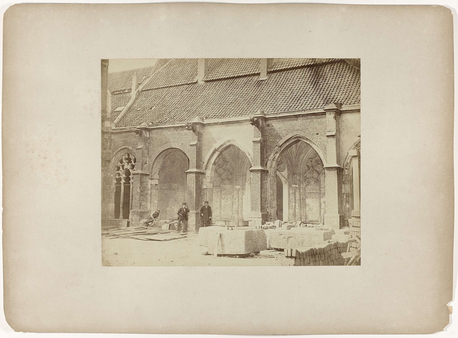 Restauratie van de kloosteromgang van de Domkerk in Utrecht by Eduard François Georges