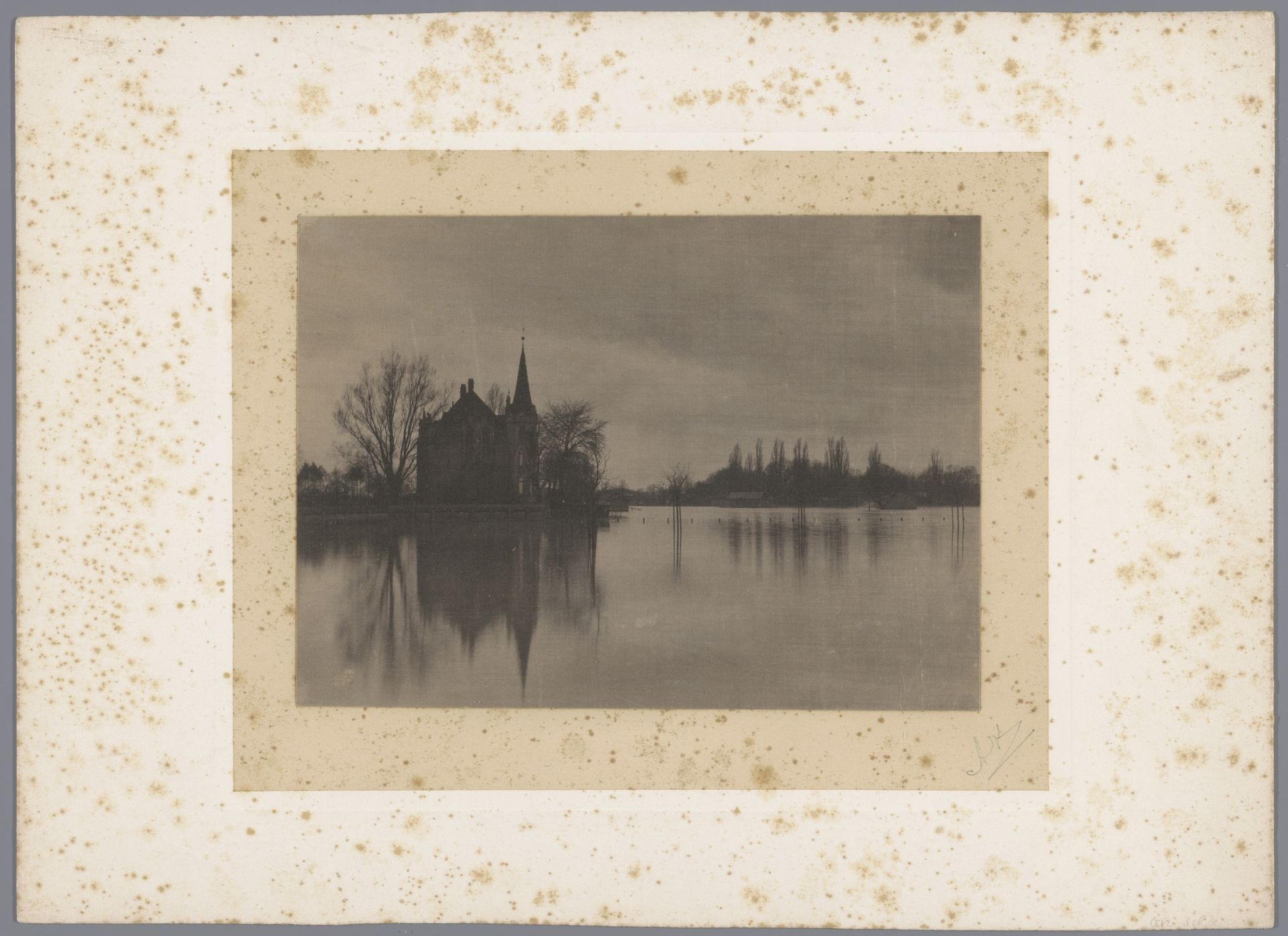 Gezicht op een landhuis of klein kasteel aan het water, Nederland by Alb. Kapteijn