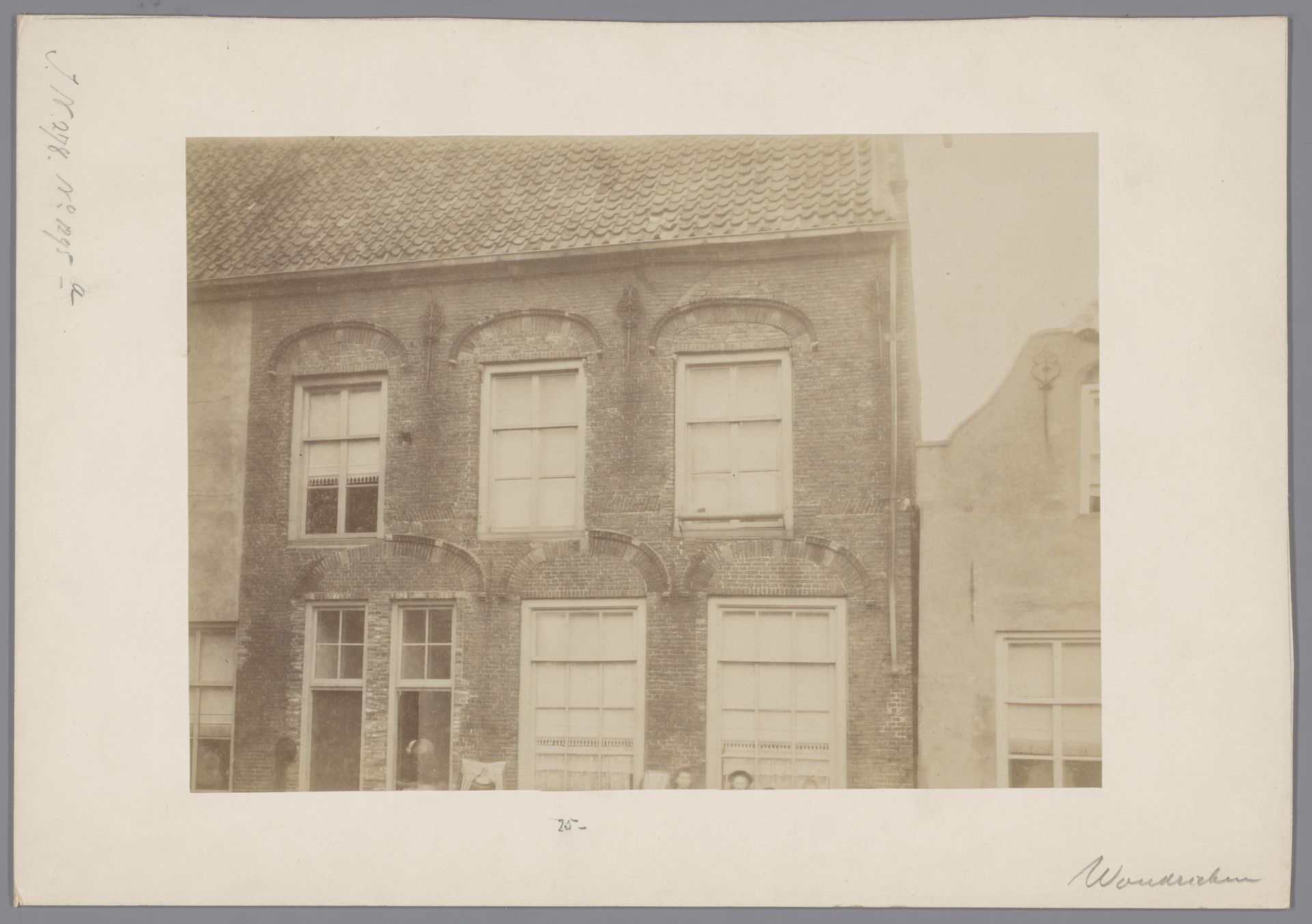Façade van Hoogstraat 25 te Woudrichem by anoniem (Monumentenzorg)