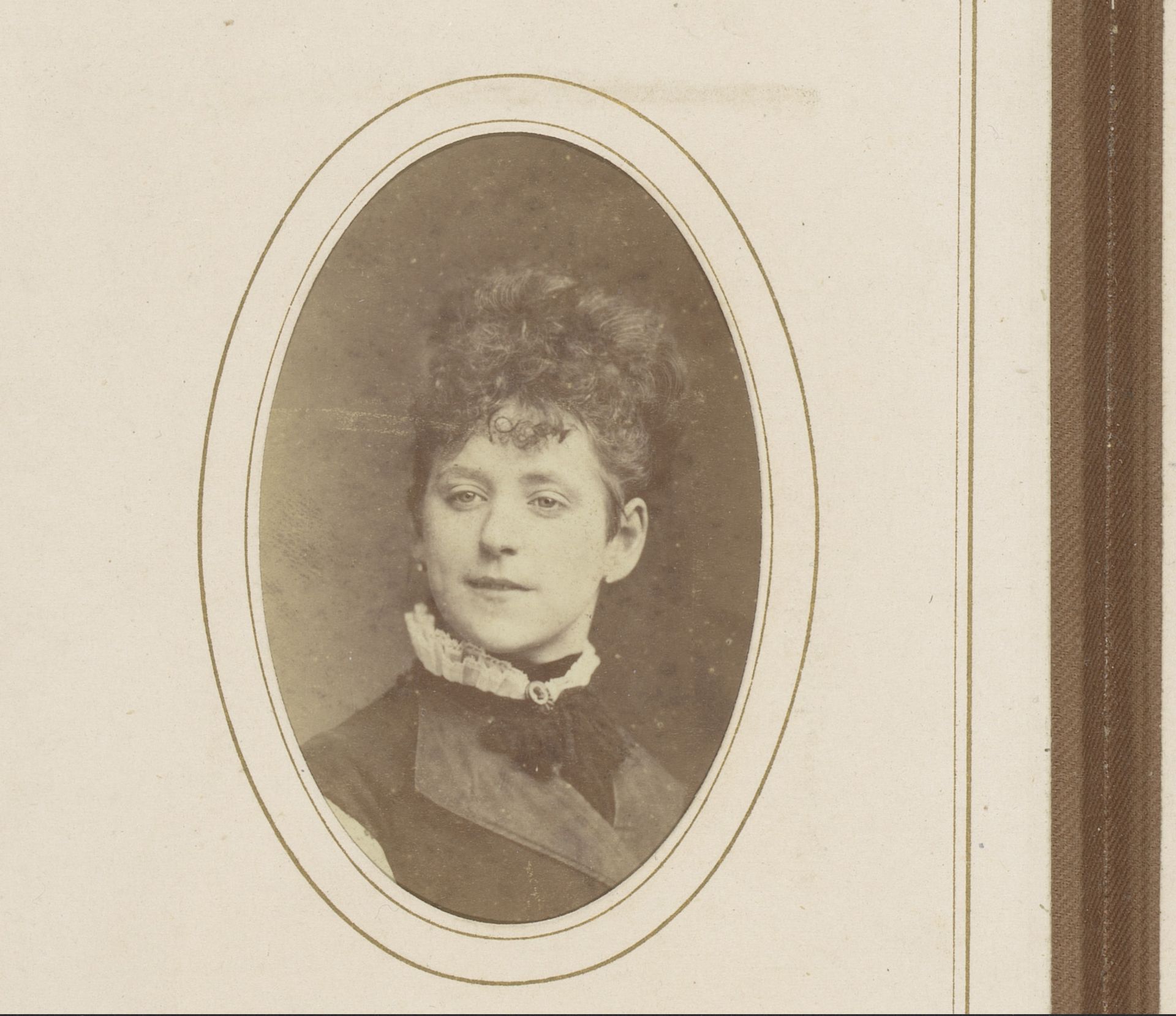 Portret van jonge vrouw by Wegner & Mottu