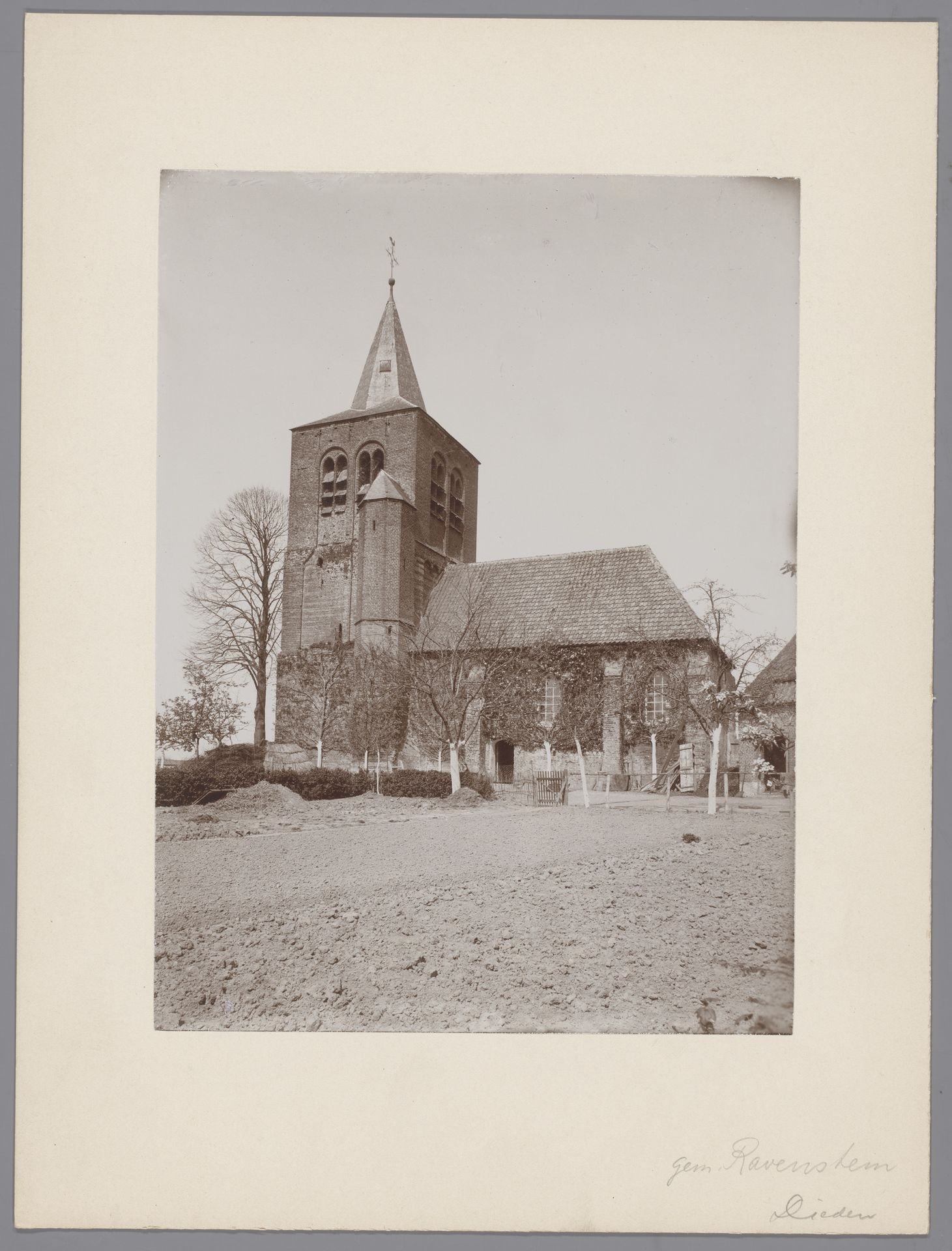 Gezicht op de Sint-Laurentiuskerk te Dieden by anoniem (Monumentenzorg)