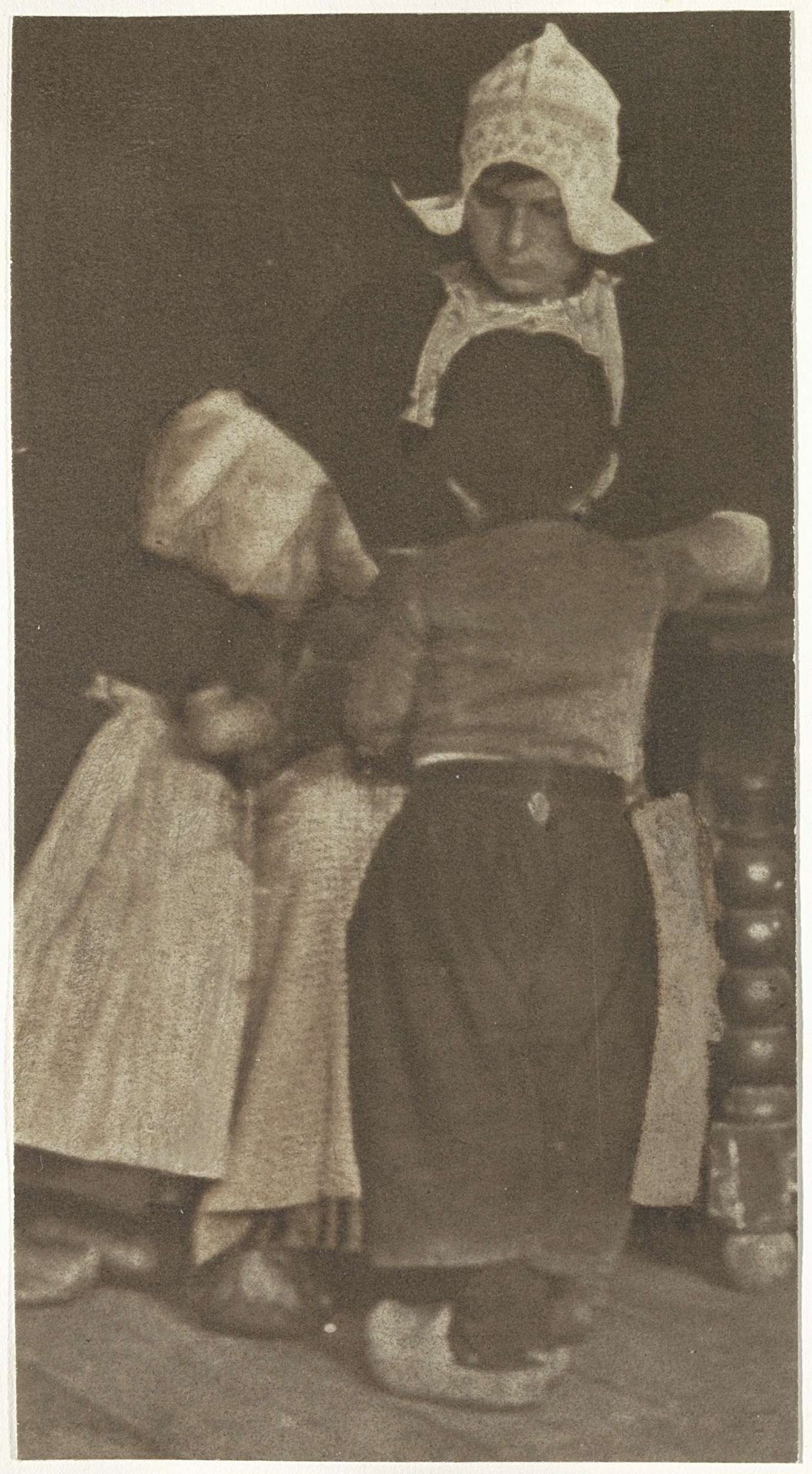 Portret van drie kinderen in klederdracht, vermoedelijk in Volendam by G. Hidderley