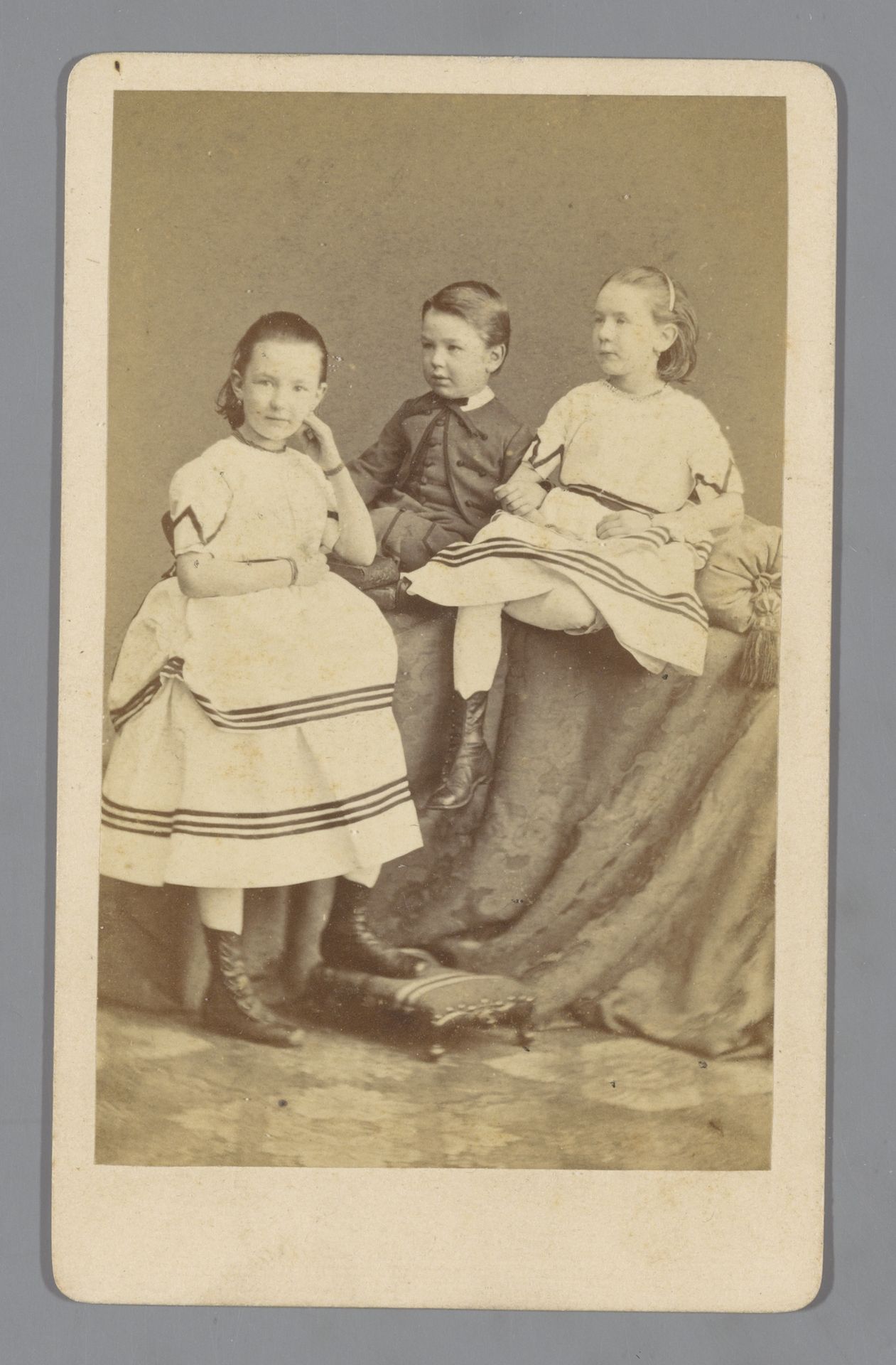 Portret van drie kinderen by Bernardus Bruining