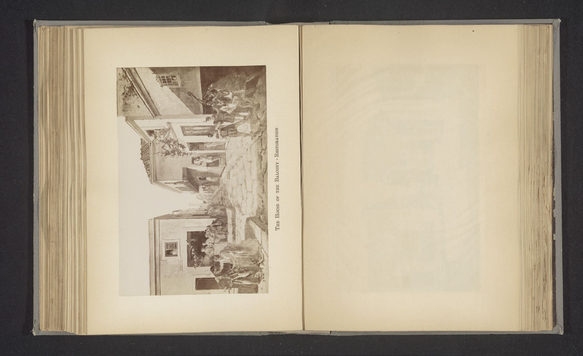 Fotoreproductie van een gezicht op het huis met het balkon by Anonymous