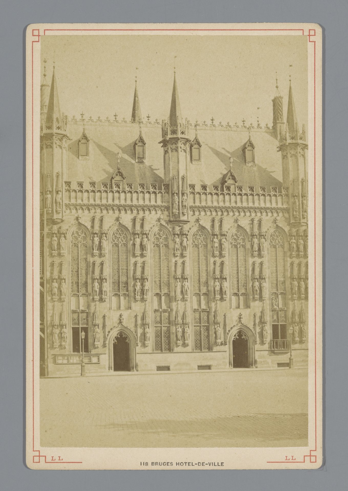 Gezicht op het stadhuis van Brugge by Léon & Lévy