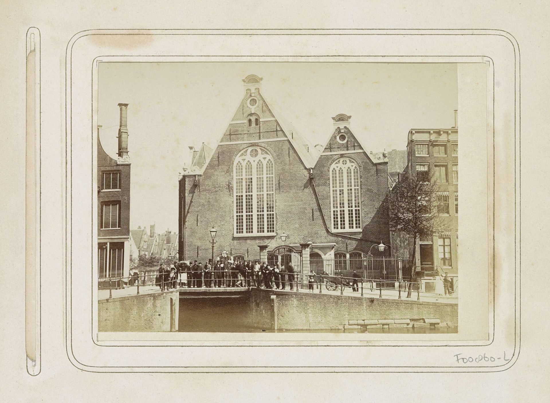 Exterieur van de Oude Lutherse Kerk op de hoek van het Singel en het Spui by Andries Jager