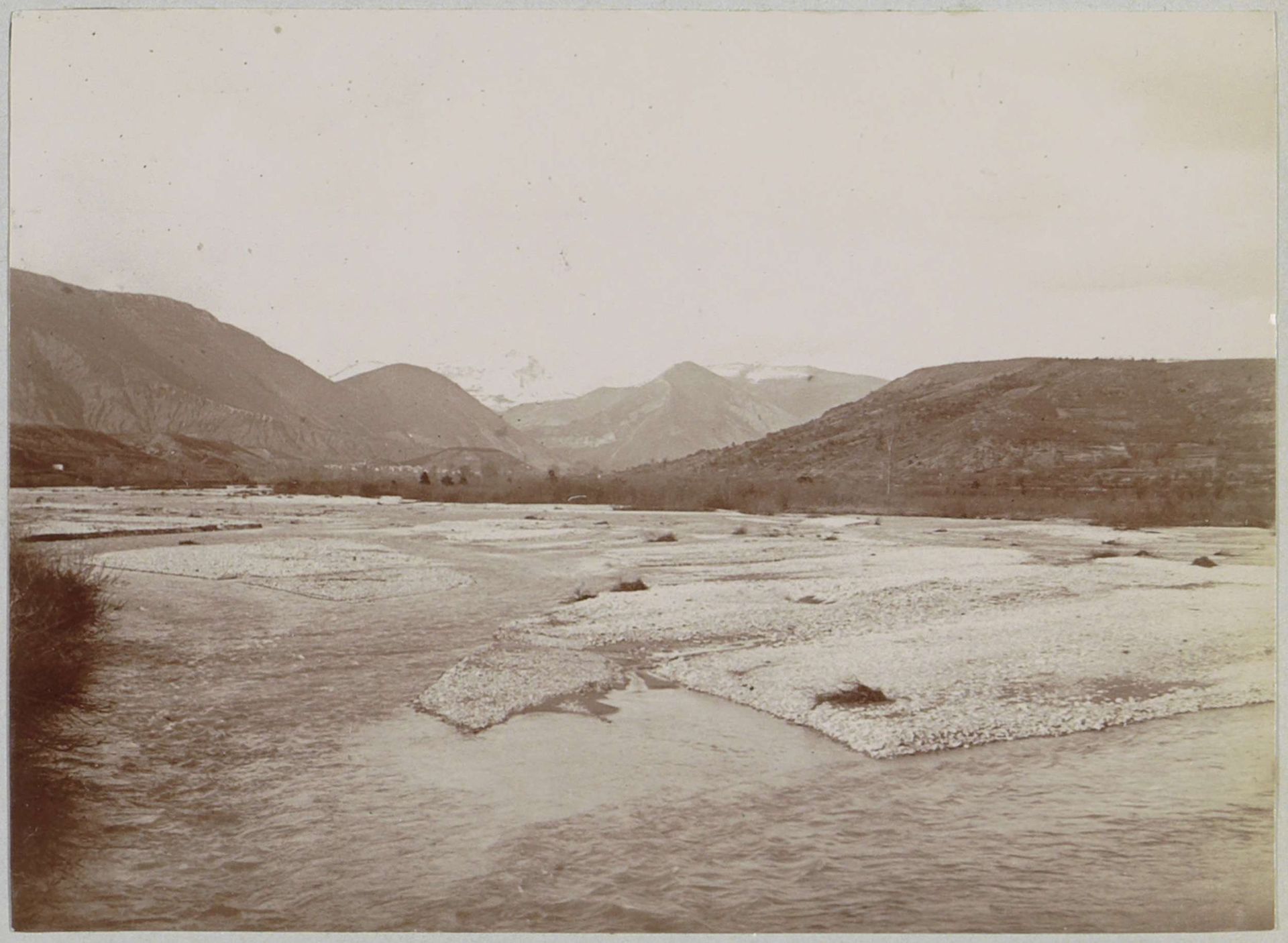 Gezicht op een rivierbedding, vermoedelijk in de Hautes-Alpes by Delizy