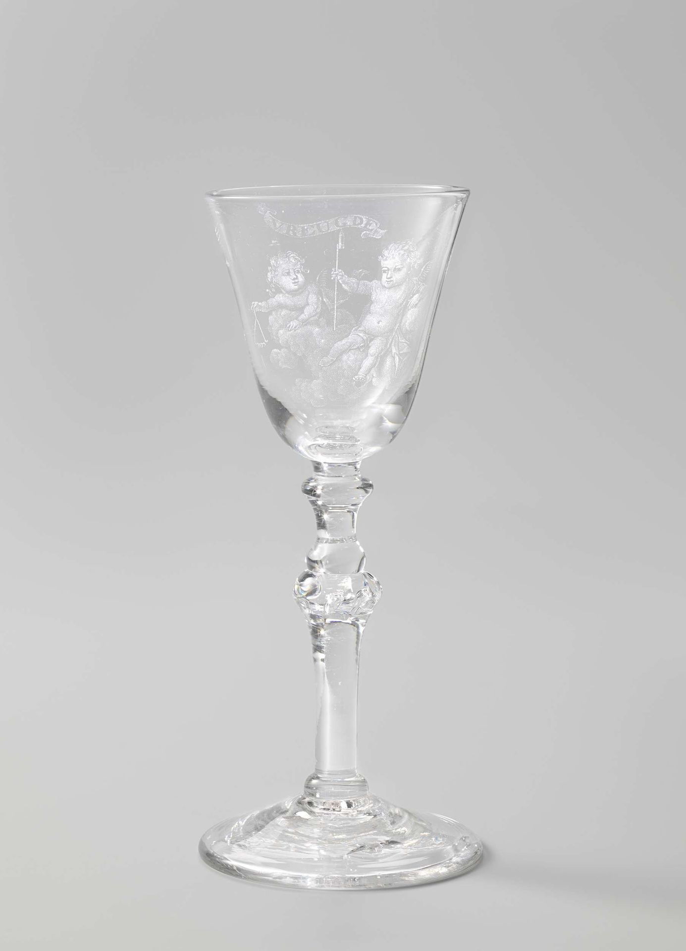 Kelkglas met twee putti op wolken by Anonymous