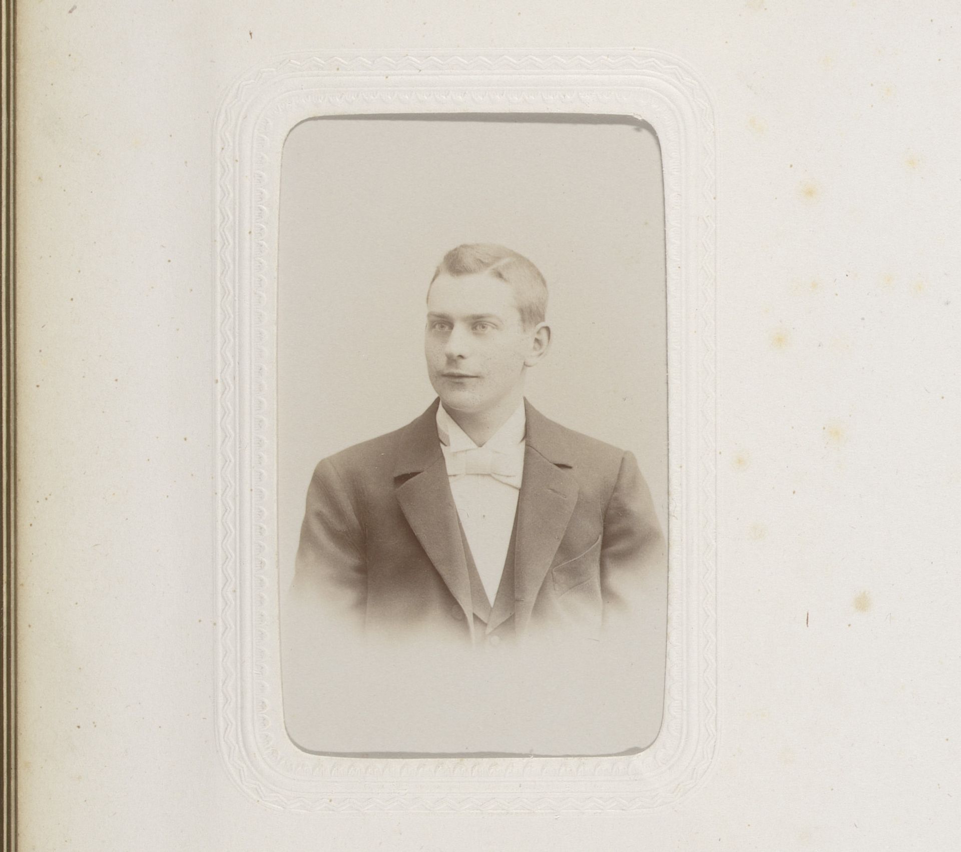 Portret van een jonge man by Hans Rupprecht