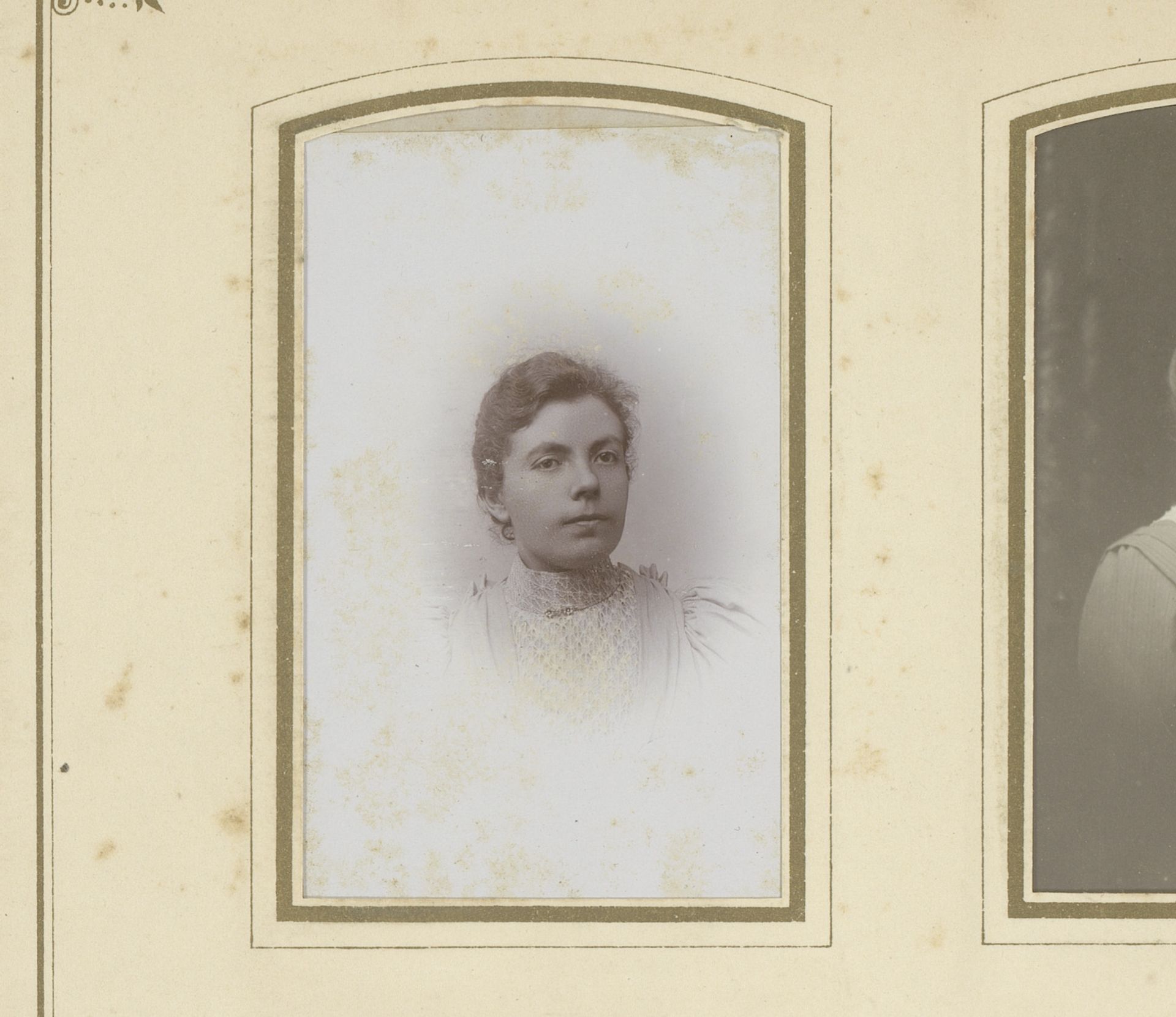 Portret van een jonge vrouw by Mindert Scheepstra