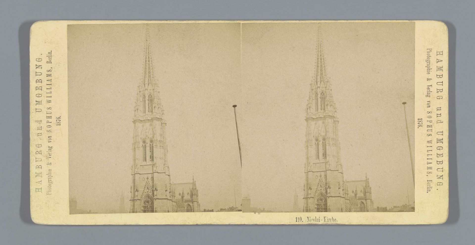 Exterieur van de Sankt Nikolaikirche te Hamburg by Sophus Williams