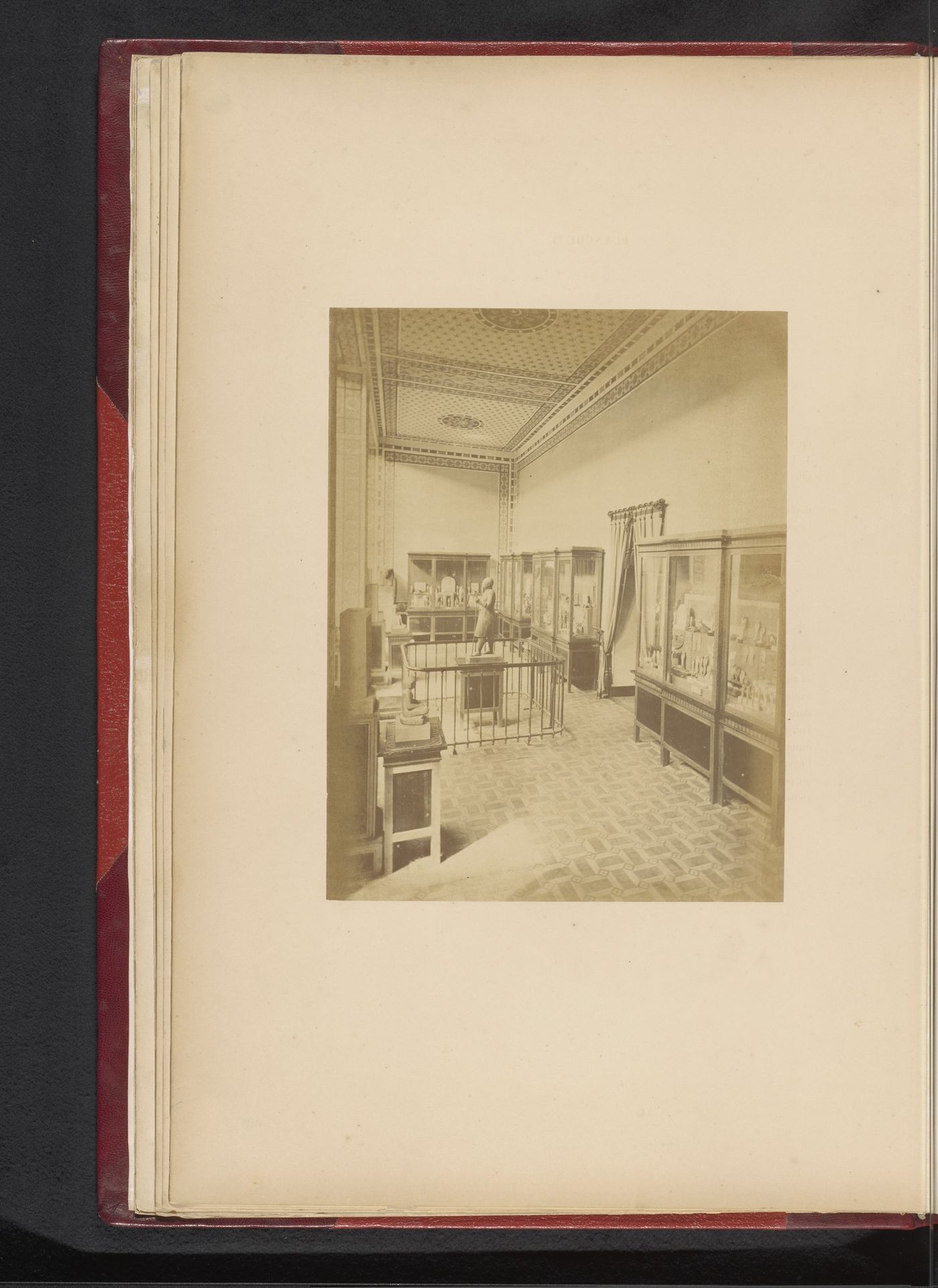 Gezicht op een zaal met begrafenis objecten in het Boulaq Museum in Caïro, Egypte by Hippolyte Délié