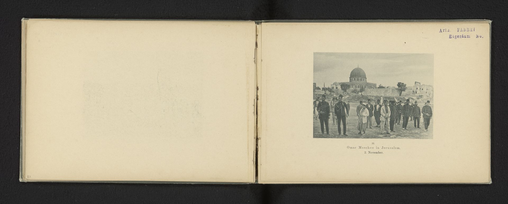 Reisgezelschap van keizer Wilhelm II van Duitsland voor de Omarmoskee in Jeruzalem, Israël by Augusta Victoria (keizerin van Duitsland)