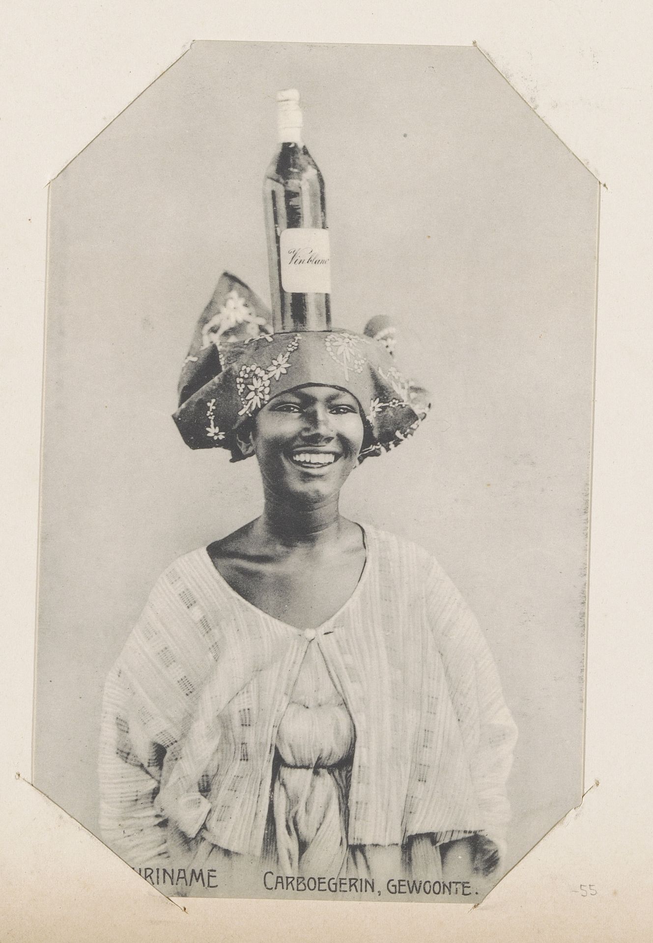 Jonge Surinaamse vrouw met een fles op het hoofd by Eugen Klein