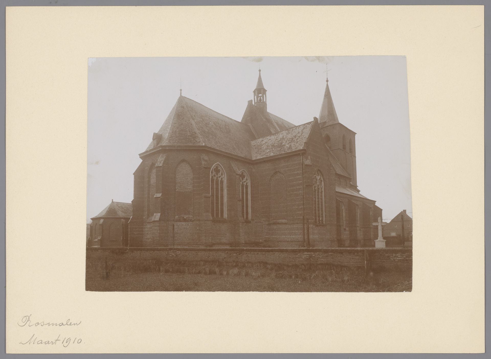 Noordoostzijde van de Sint-Lambertuskerk te Rosmalen by anoniem (Monumentenzorg)