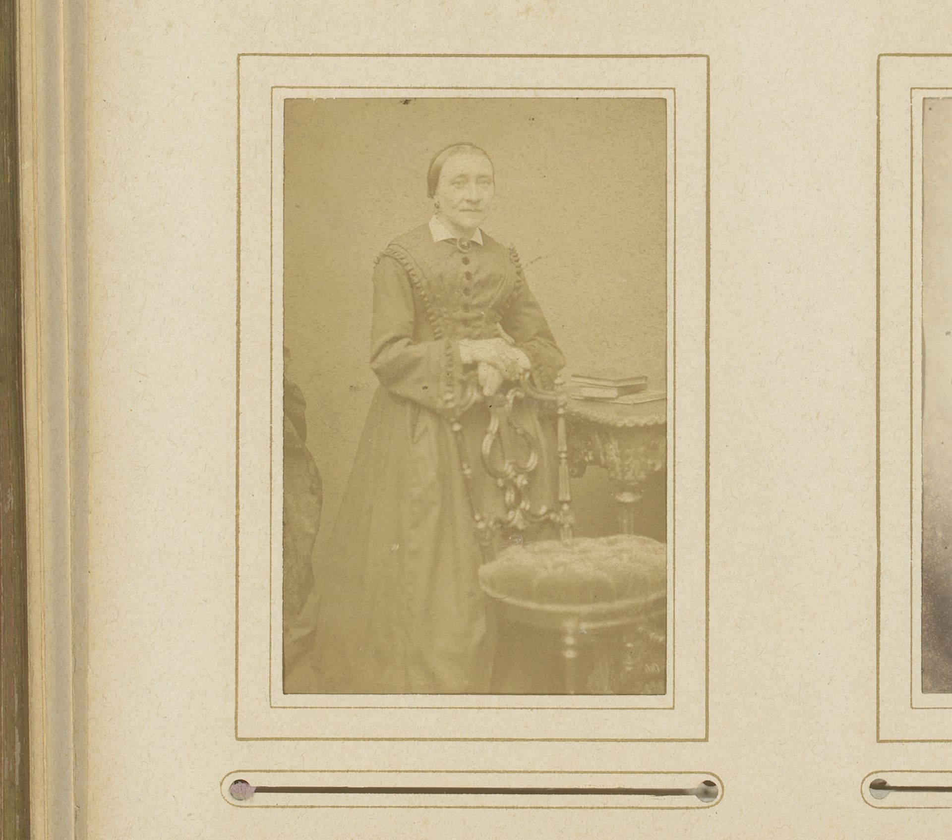 Portret van een oude vrouw bij een stoel en tafel met boeken by Albert Greiner