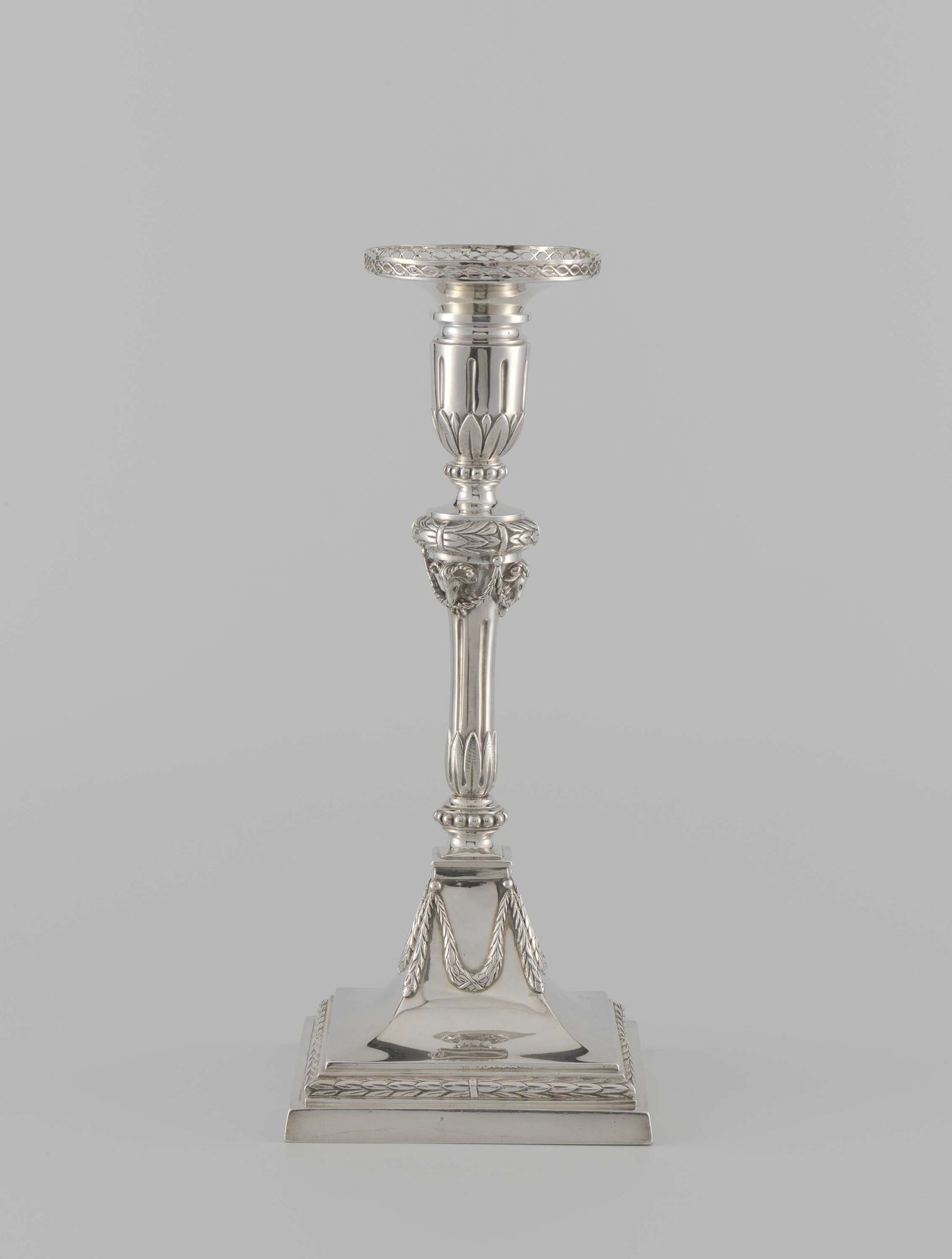 Kandelaar van zilver met vierkante voet en ronde stam, kaarsenhouder en losse vetvanger. by Johannes Henricus Pluygers