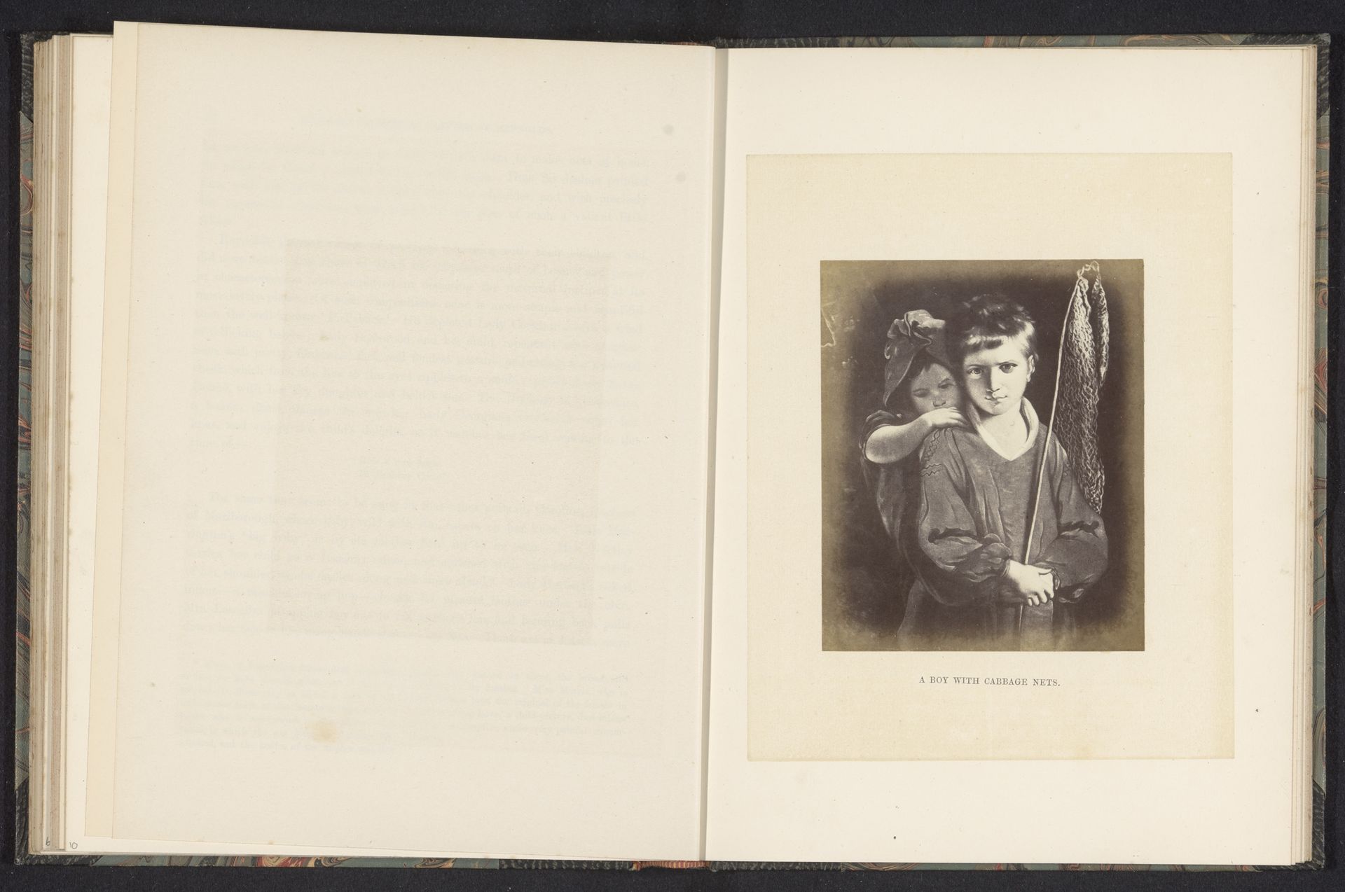 Fotoreproductie van een schilderij van een jongen met een net en een meisje op zijn rug door Joshua Reynolds by A & E. Seeley