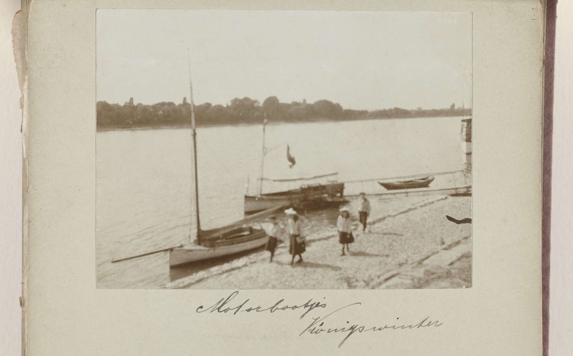 Kinderen van de familie Vemeulen bij boten langs de kade, Königswinter by David Vermeulen