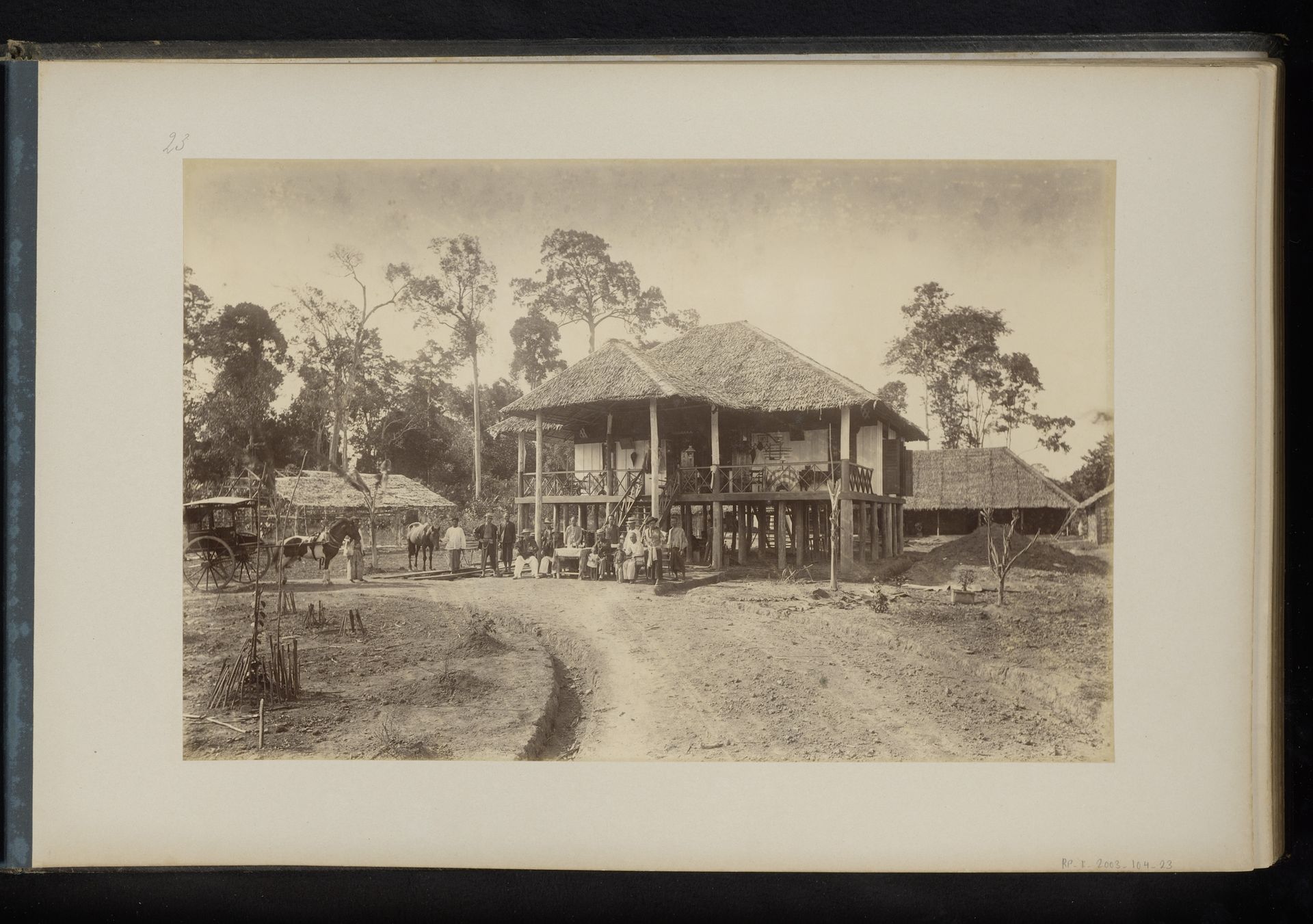 Gezicht op het huis van de opzichters van de contractarbeiders, Ludwigburgs Pantage, Sumatra by Heinrich Ernst & Co