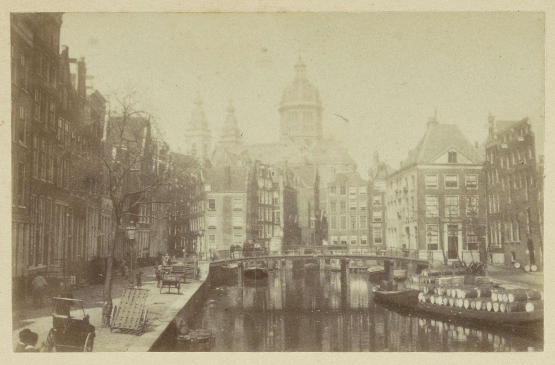 Oudezijds Voorburgwal gezien naar de Oudezijds Kolk en de St. Nicolaaskerk in Amsterdam by Andries Jager