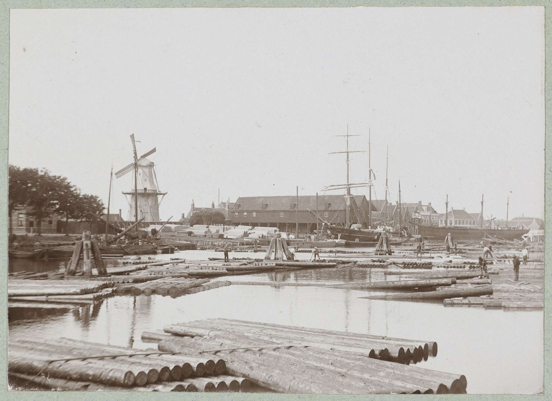 De Zuiderhaven te Harlingen by Frits Freerks Fontein Fz.