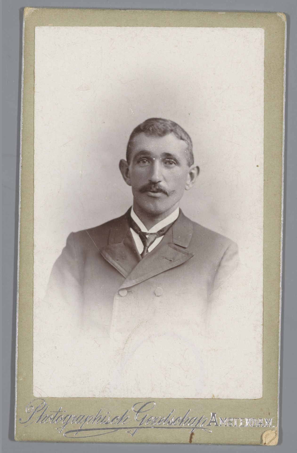 Portret van een onbekende man by Photographisch Gezelschap