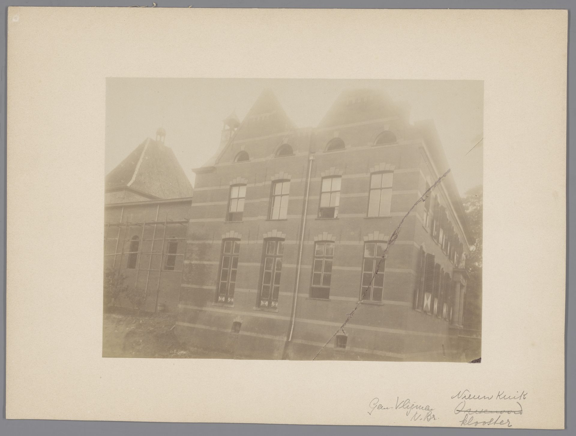 Gedeelte van Kasteel Onsenoort, thans klooster, te Nieuwkuijk by anoniem (Monumentenzorg)
