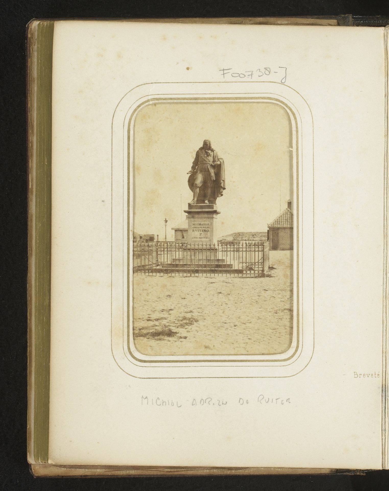Gezicht op het standbeeld van Michiel Adriaansz. de Ruyter op de Boulevard de Ruyter in Vlissingen by Anonymous