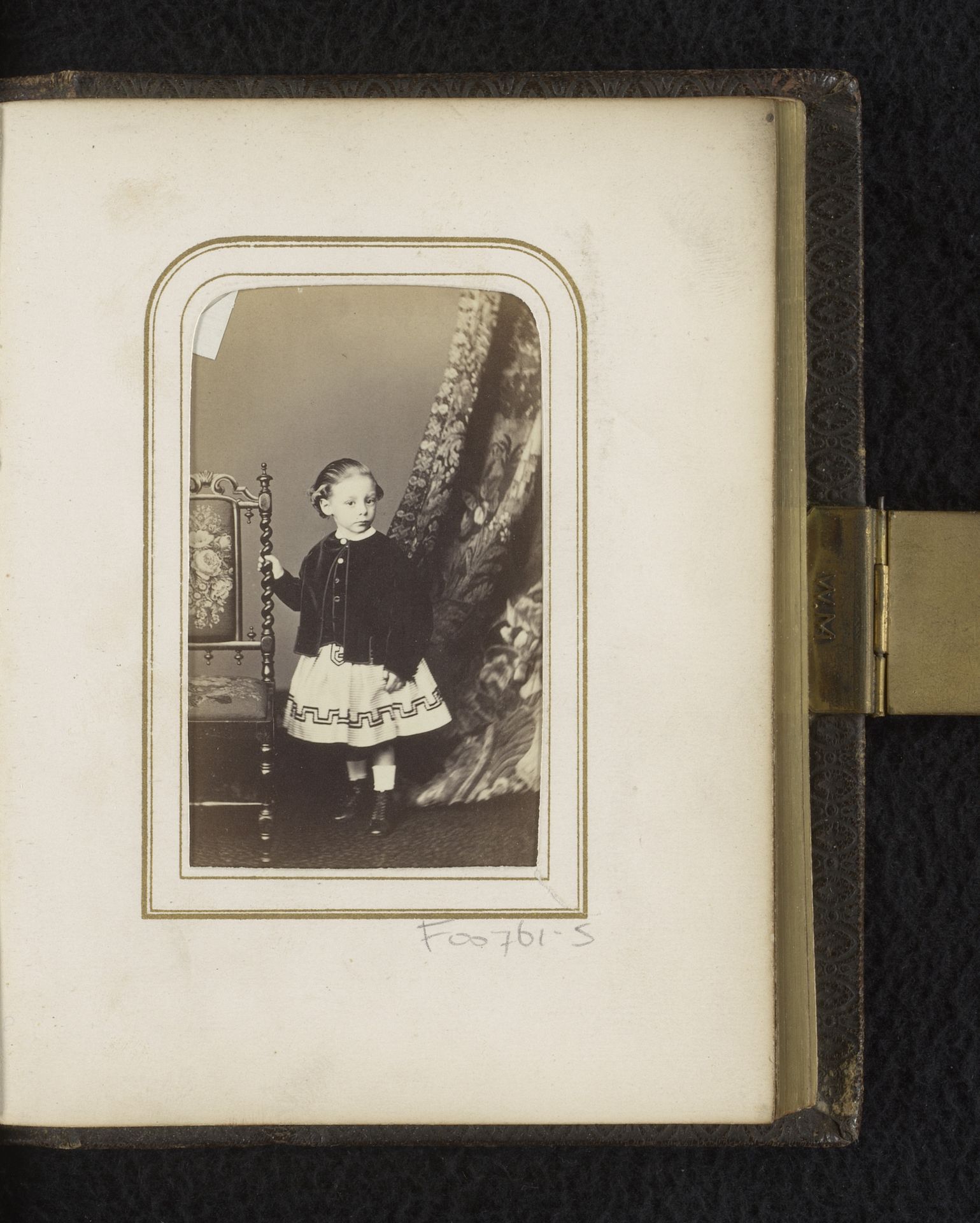 Portret van een kind, aangeduid als Jed by John Jabez Edwin Mayall