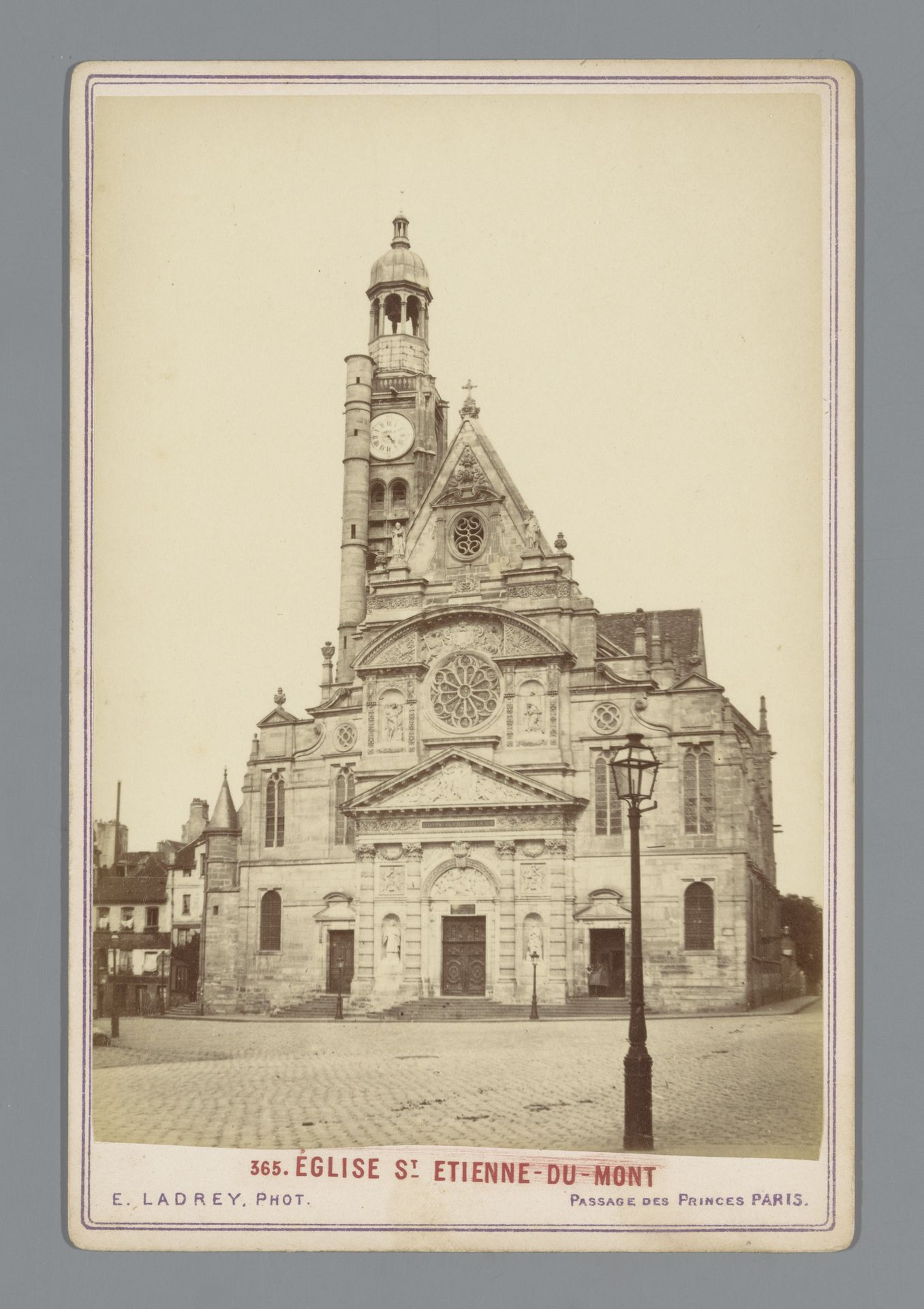 Gezicht op de Saint Etienne-du-Mont te Parijs by Ernest Ladrey