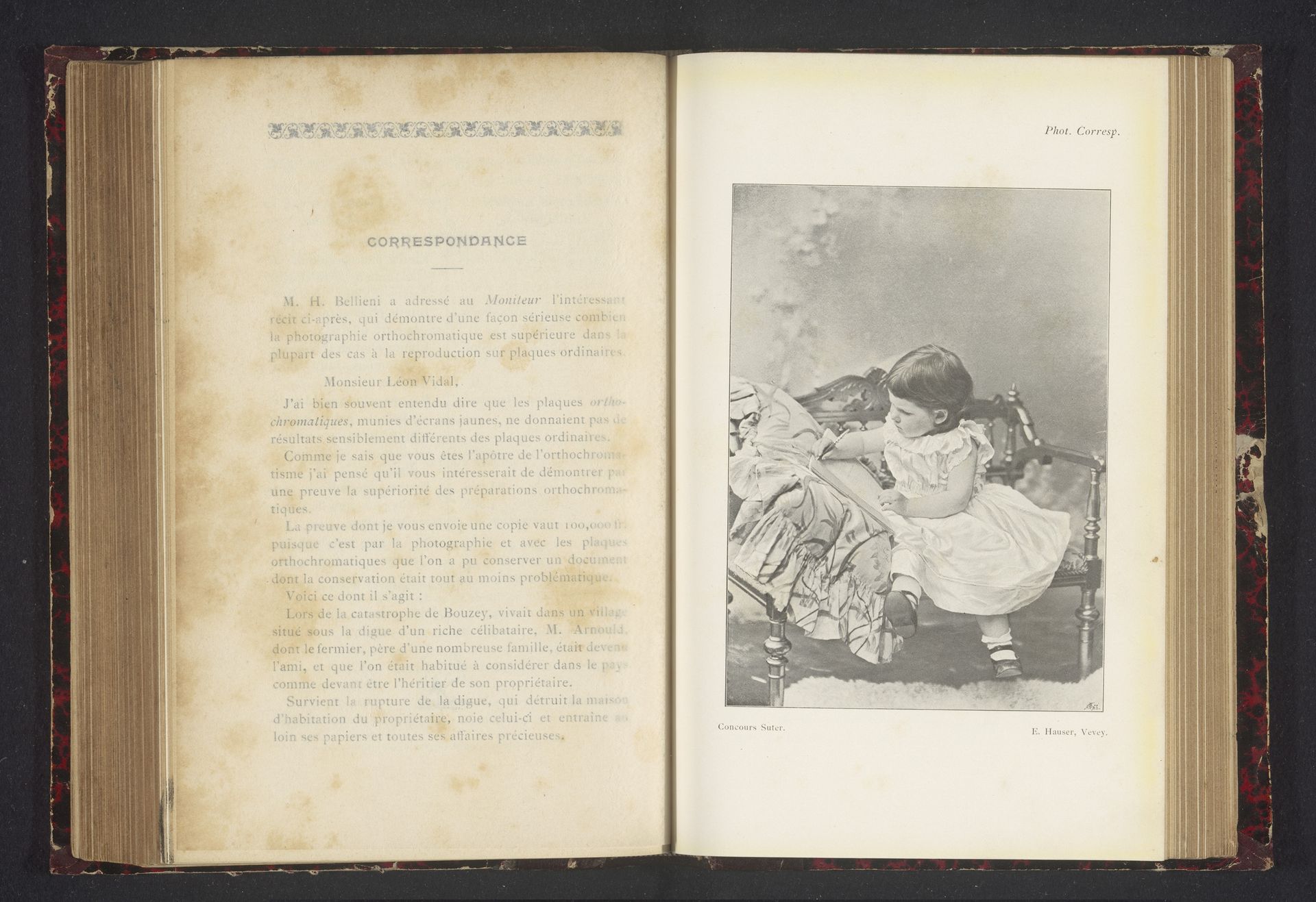 Portret van een onbekend meisje dat in een boek schrijft by E. Hauser