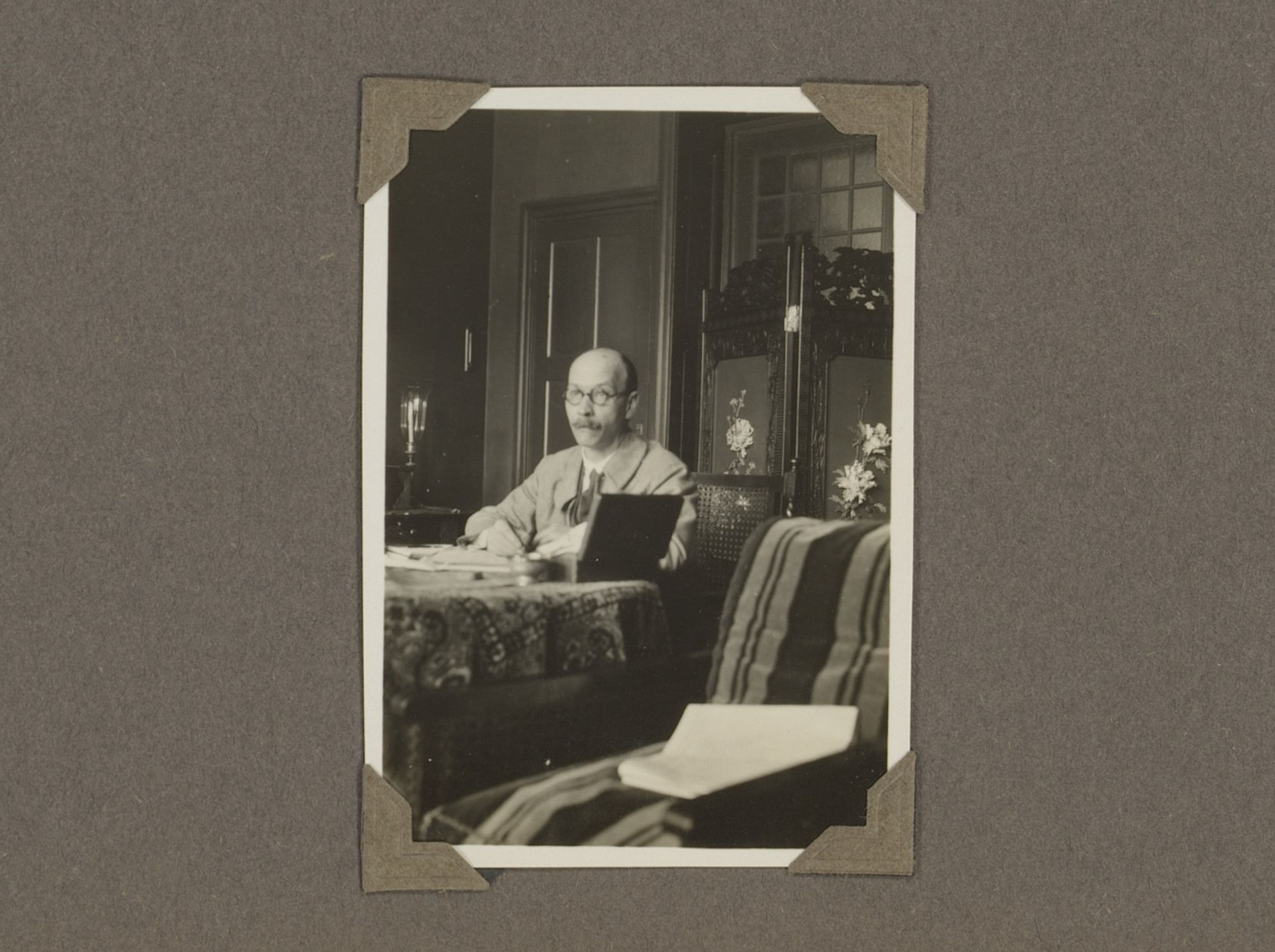 Meinard Dorus Mijer aan een tafel by Anonymous