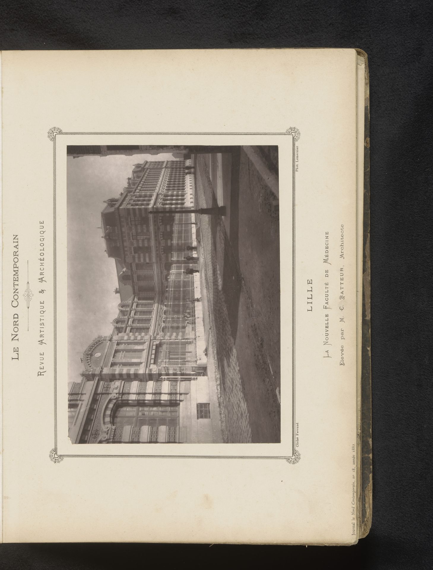 Gezicht op Place de la République in Lille tijdens een markt by Lemercier (fotograaf)