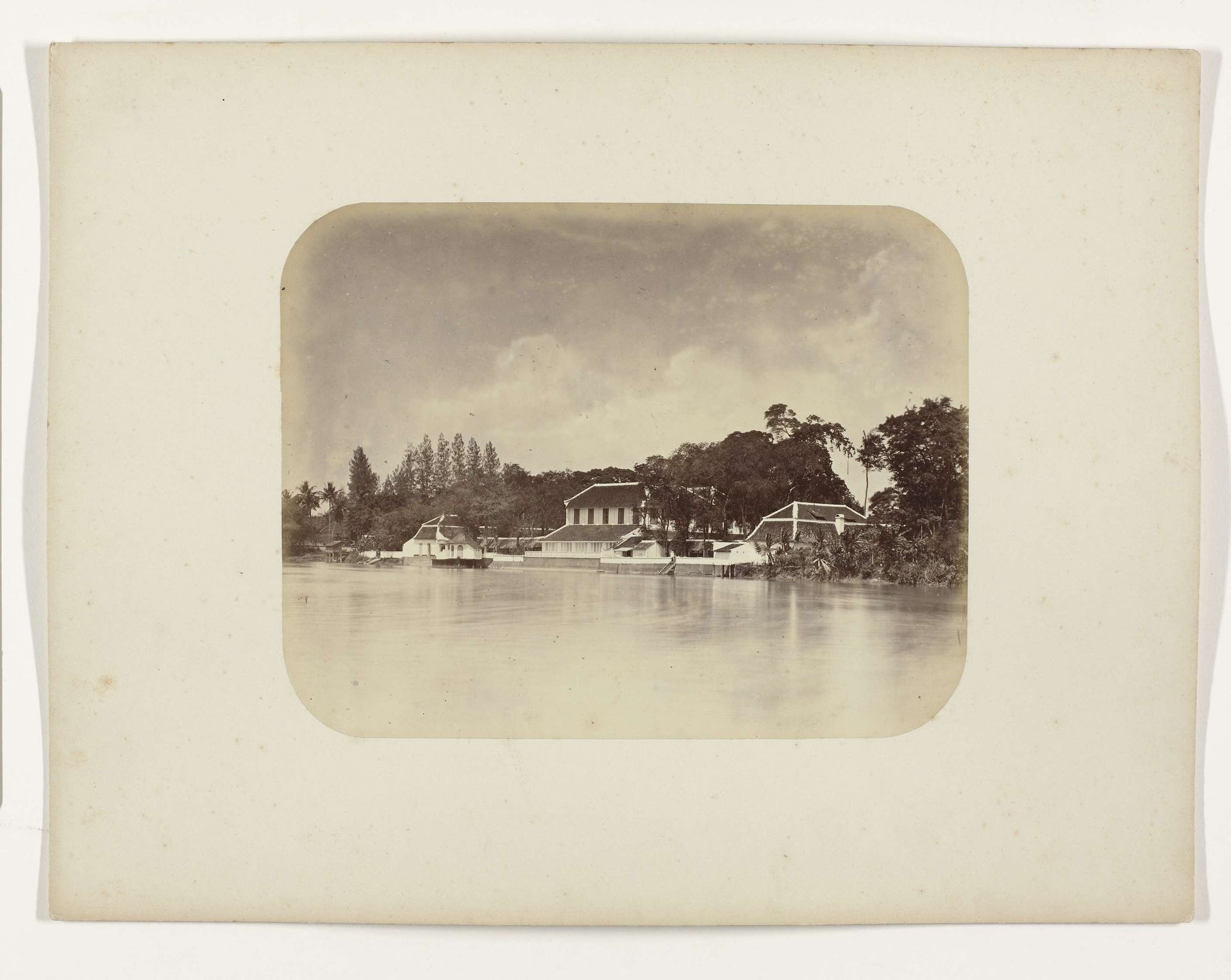Het residentiehuis in Surabaya by Herman Salzwedel