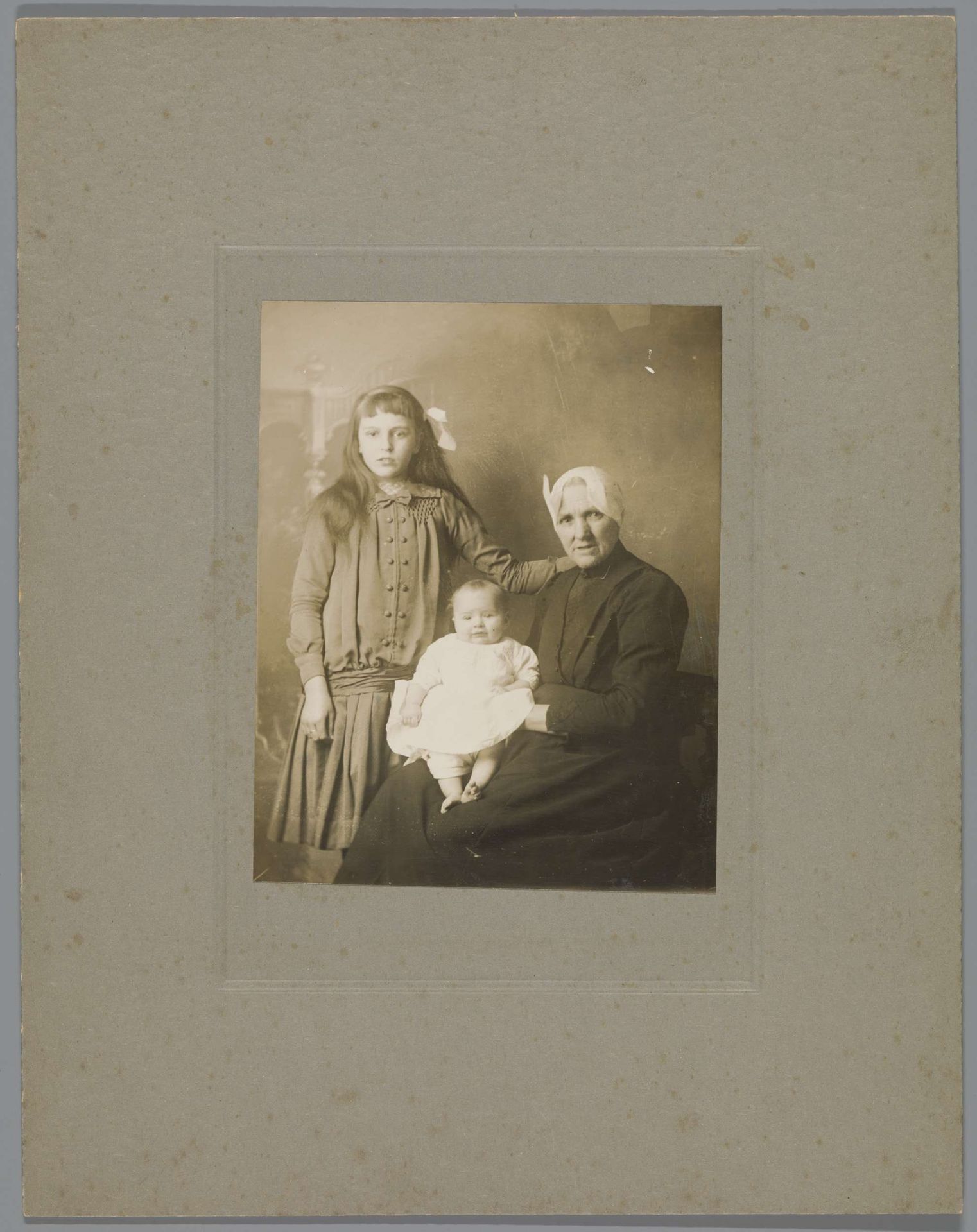 Vrouw met twee kinderen by Willem Witsen
