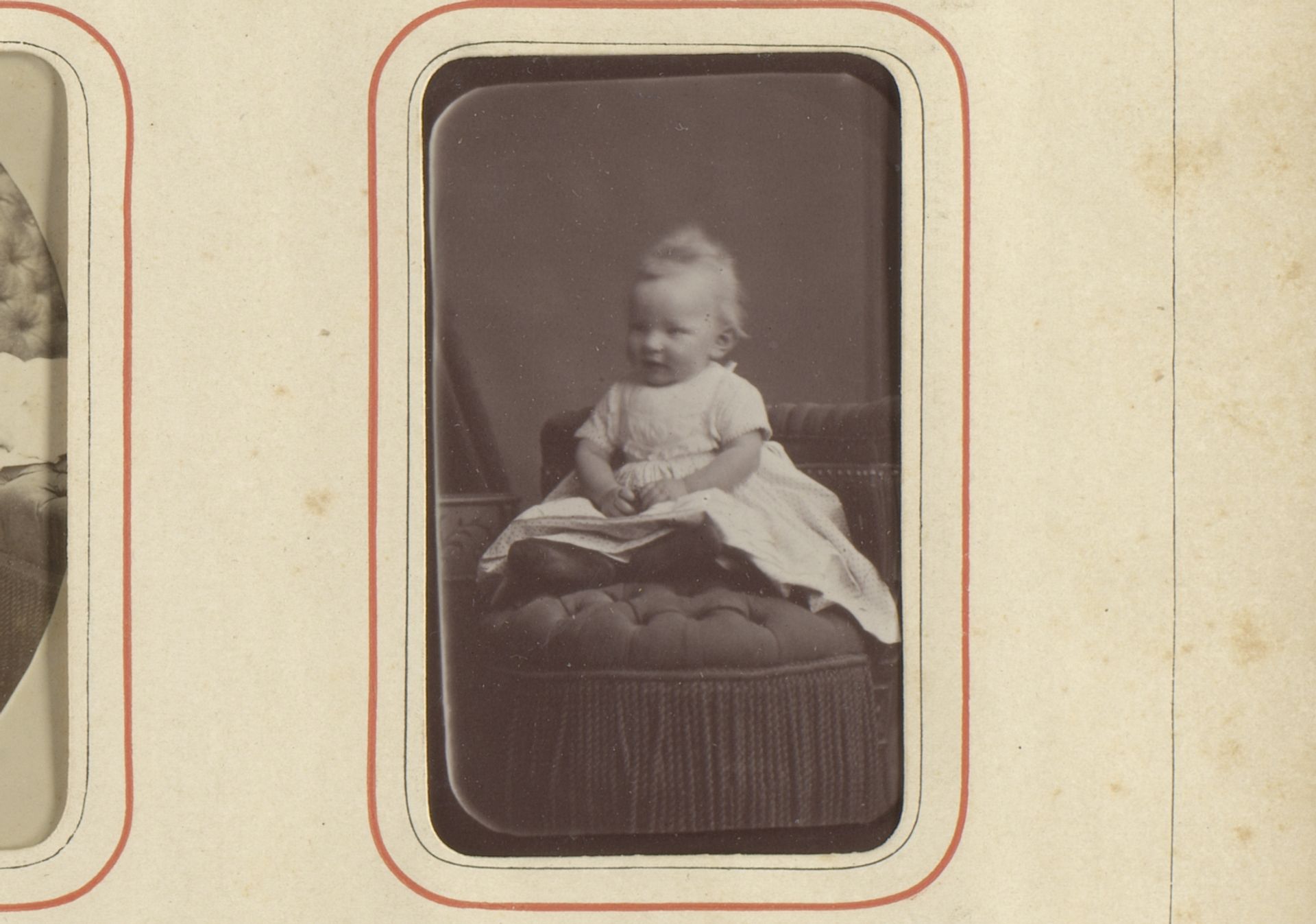Fotoreproductie van een fotoportret van een onbekend kind by Albert Greiner