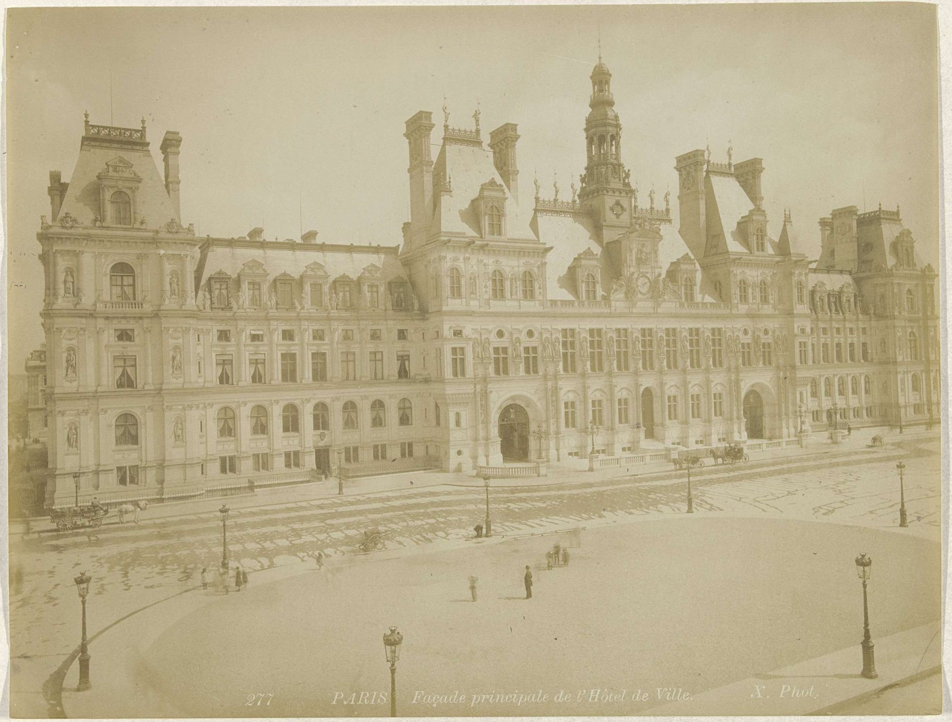 Gezicht op het Stadhuis van Parijs by X phot.