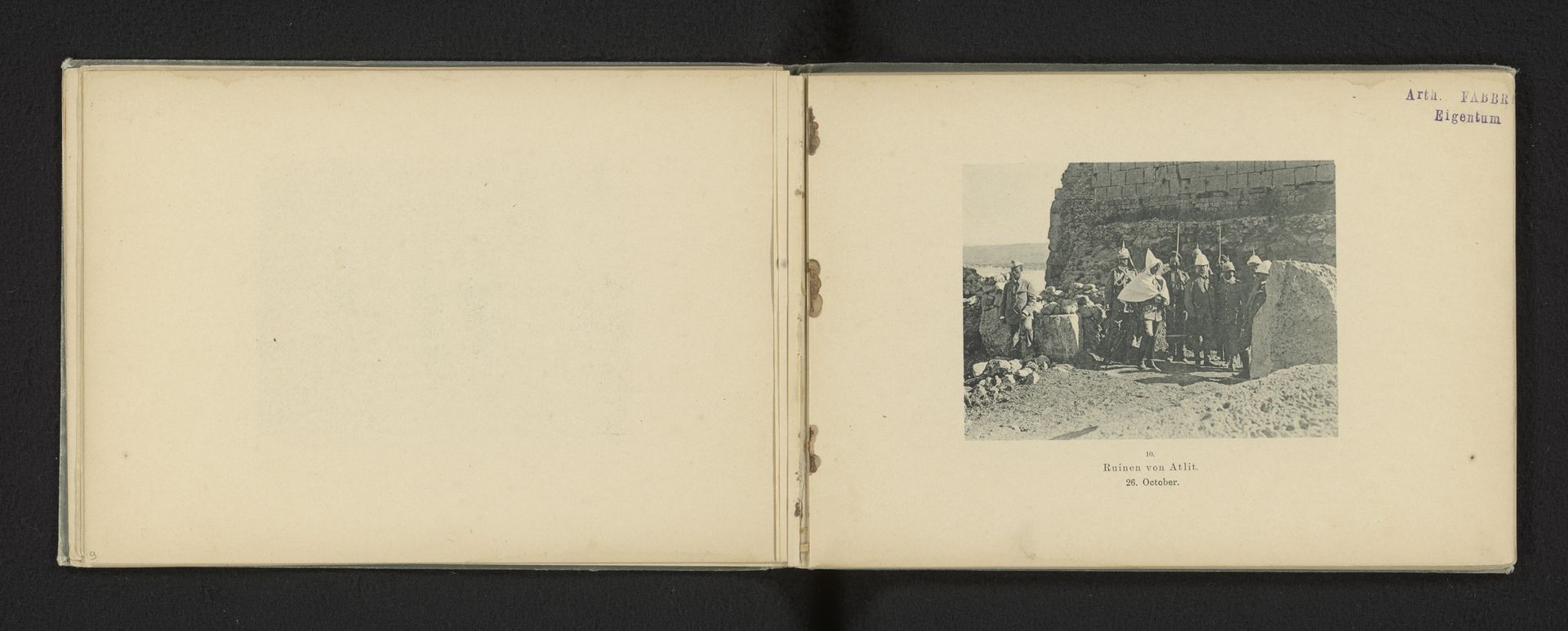 Keizer Wilhelm II van Duitsland en een groep metgezellen voor een ruïne in 'Atlit, Israël by Augusta Victoria (keizerin van Duitsland)