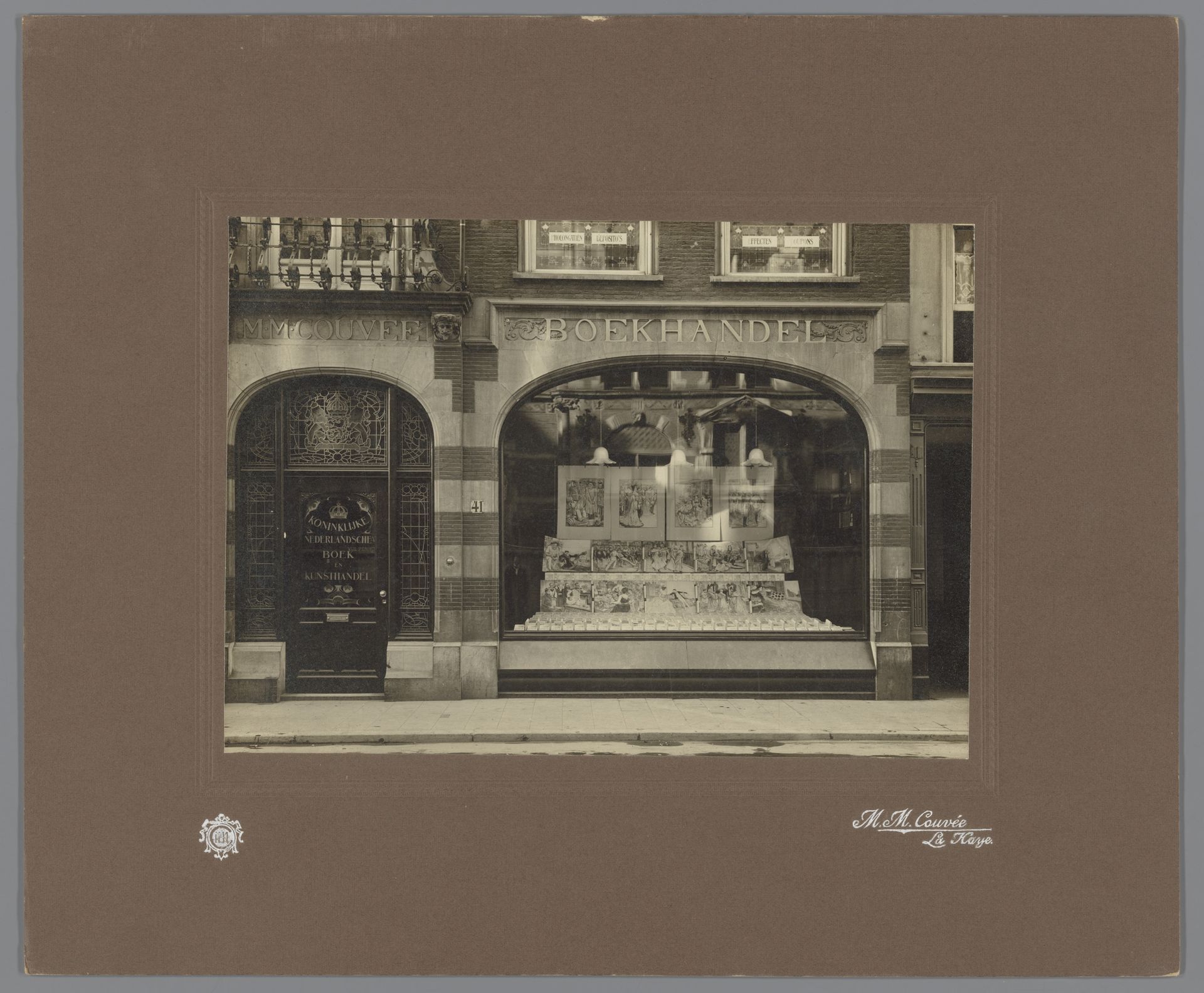 Façade van boekhandel M.M. Couvée te Den Haag by M.M. Couvée