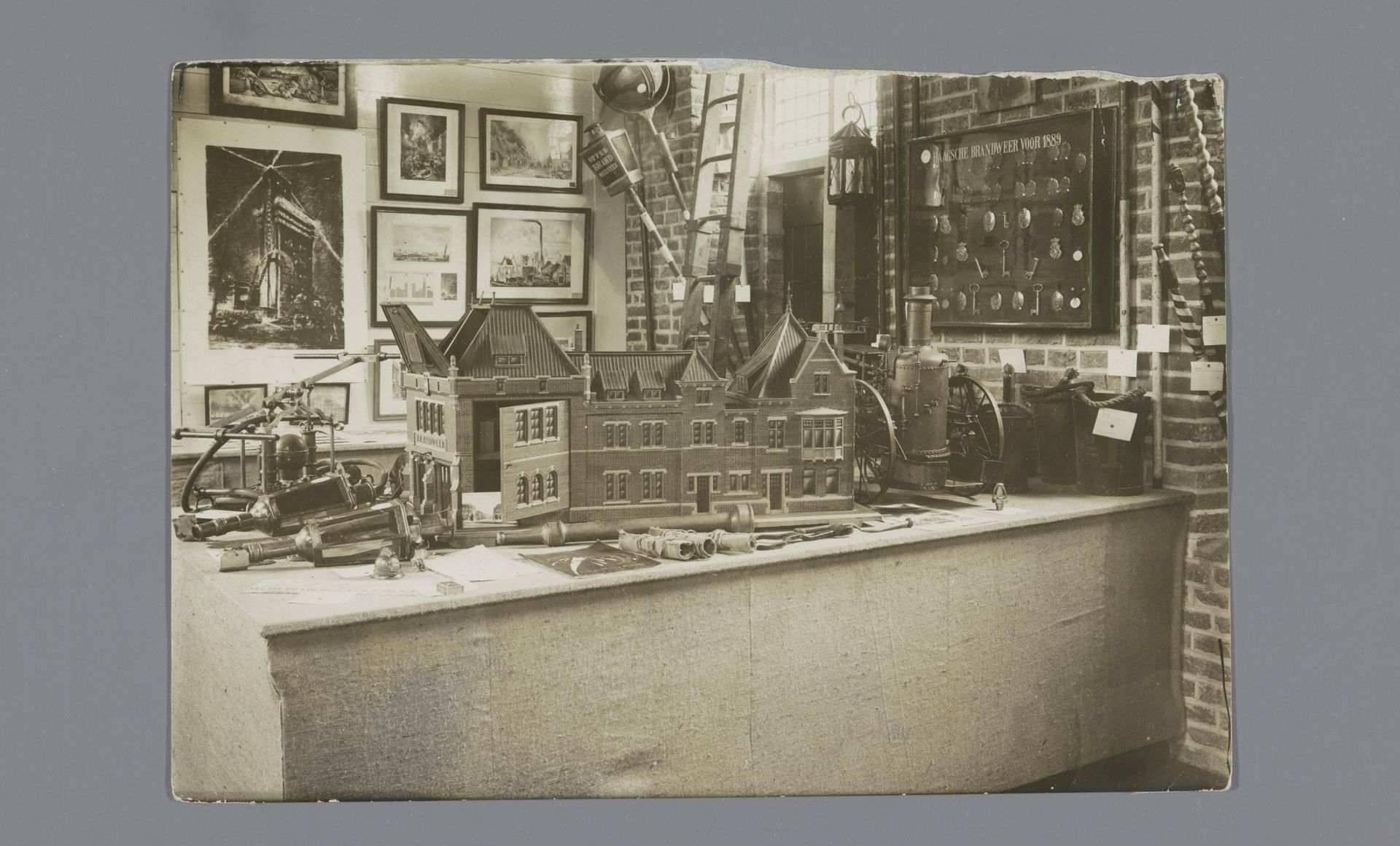 Tentoonstellingszaal Brandweermuseum te Utrecht by Fotopersbureau Holland